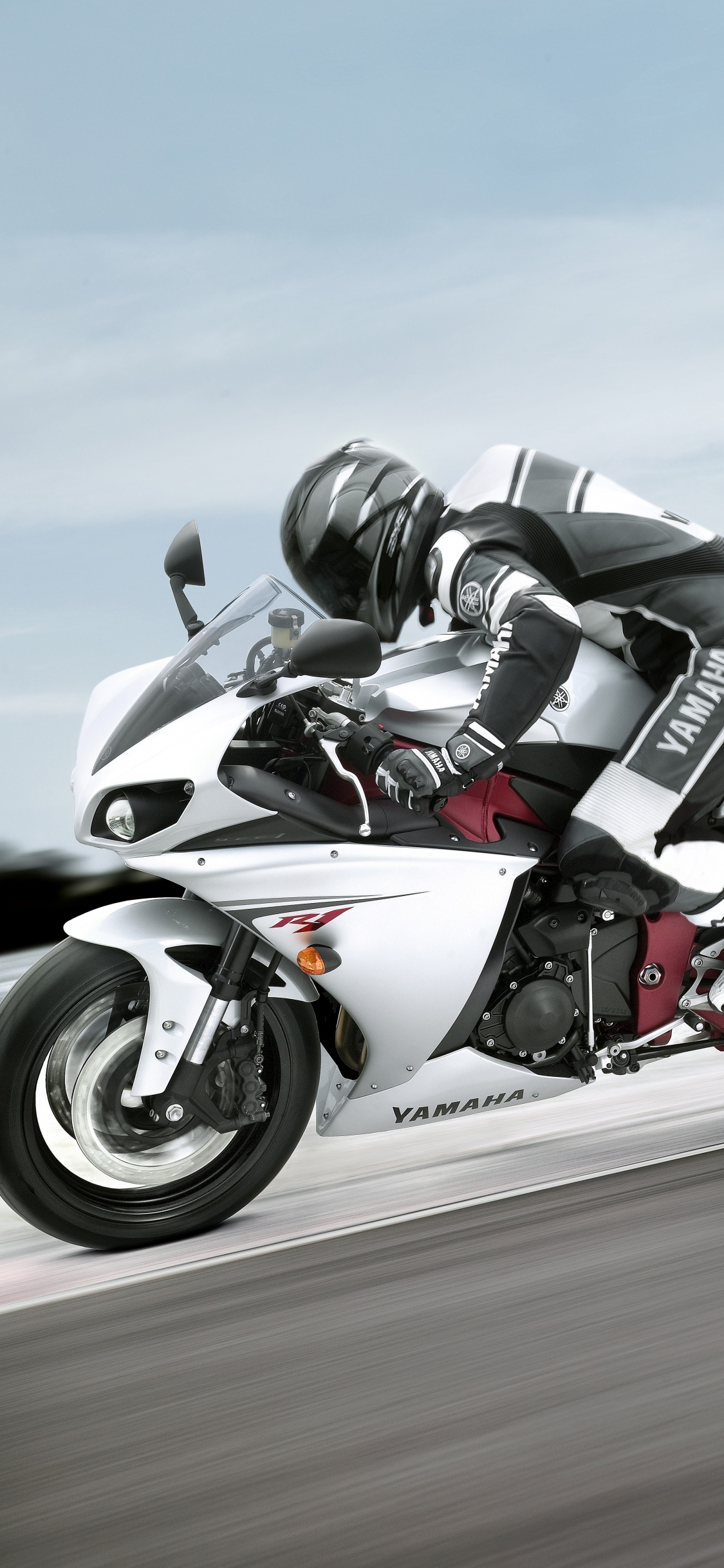 Man Riding White Sports Bike Sur Route Pendant la Journée. Wallpaper in 1125x2436 Resolution