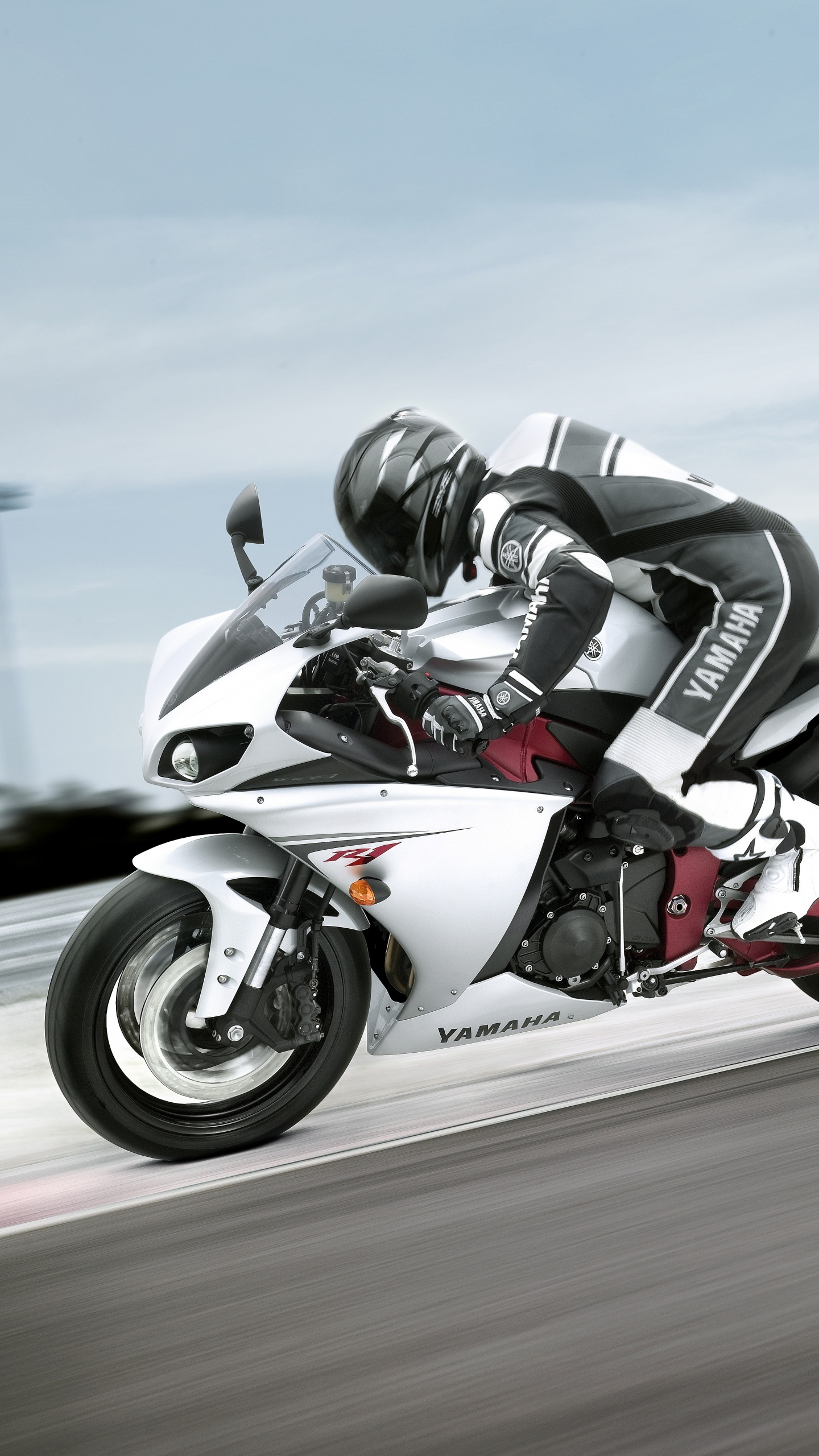Man Riding White Sports Bike Sur Route Pendant la Journée. Wallpaper in 1440x2560 Resolution