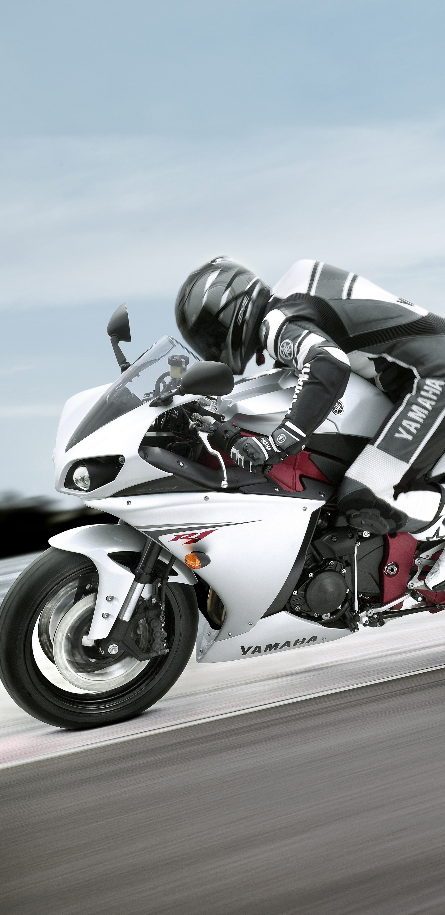 Man Riding White Sports Bike Sur Route Pendant la Journée. Wallpaper in 1440x2960 Resolution
