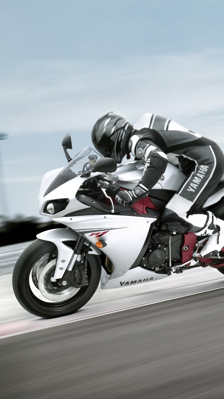 Man Riding White Sports Bike Sur Route Pendant la Journée. Wallpaper in 720x1280 Resolution