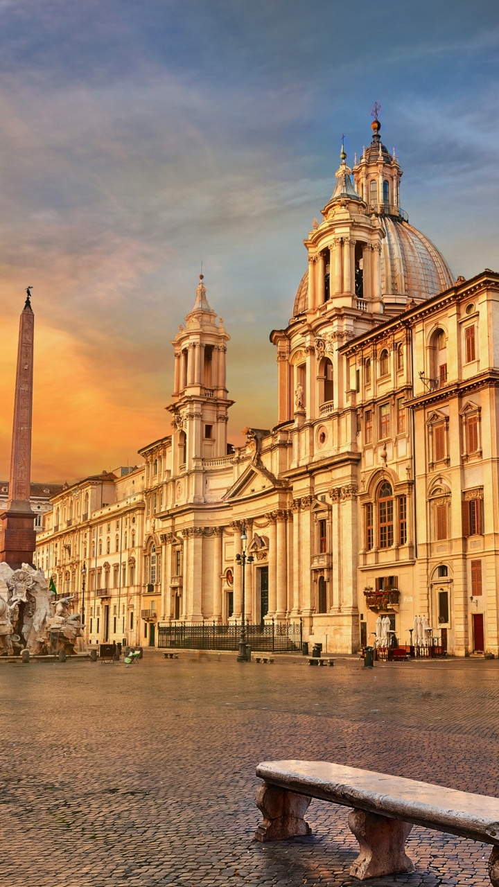 Leute, Die Tagsüber Auf Dem Bürgersteig in Der Nähe Eines Braunen Betongebäudes Gehen. Wallpaper in 720x1280 Resolution