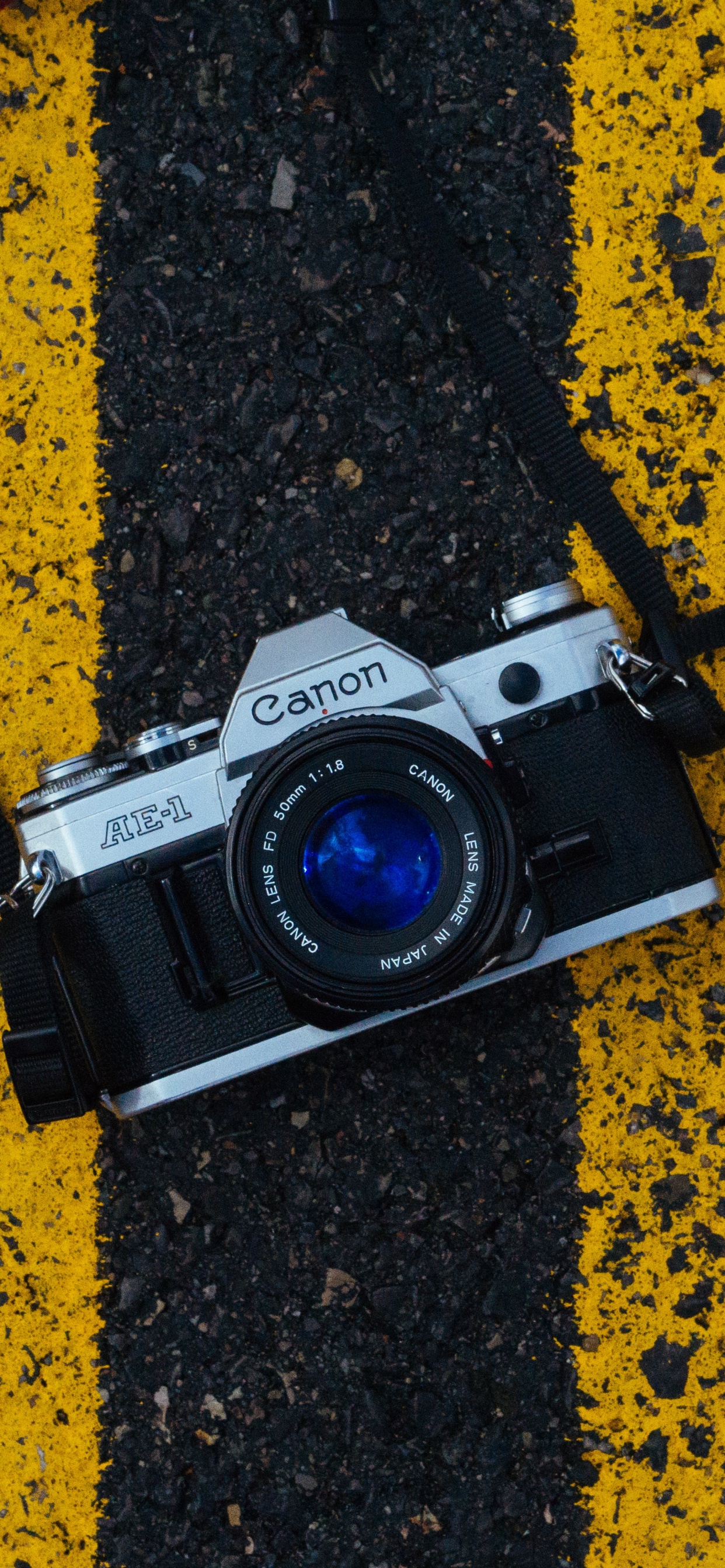 Cámara Réflex Digital Nikon Negra y Plateada Sobre Superficie Marrón y Negra. Wallpaper in 1242x2688 Resolution