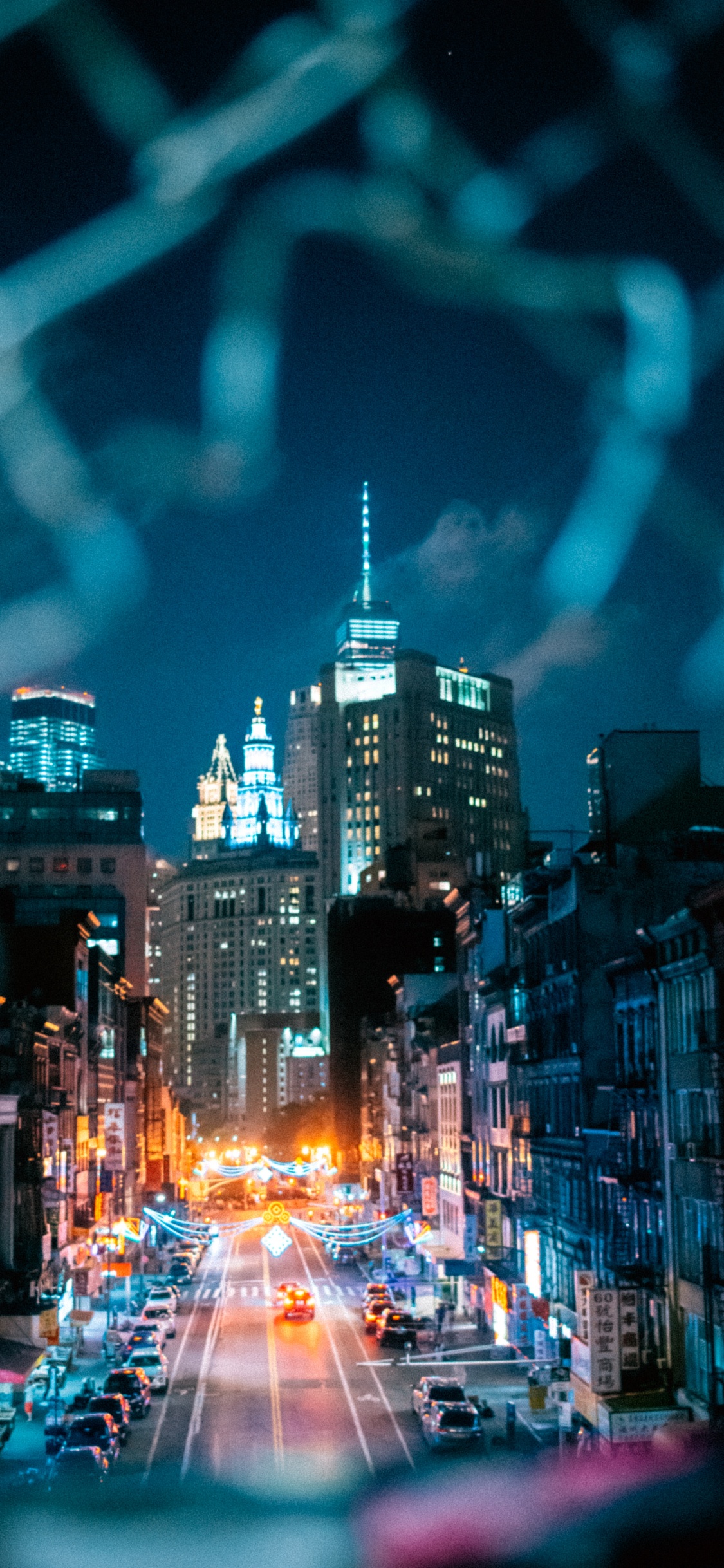 Stadt Mit Hochhäusern Während Der Nacht. Wallpaper in 1125x2436 Resolution