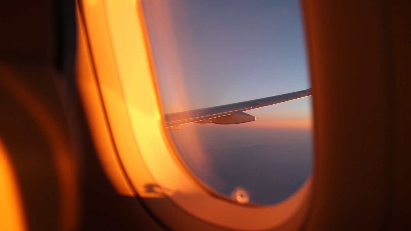 Vista de la Ventana Del Avión Del Cielo Naranja y Blanco Durante el Día. Wallpaper in 1366x768 Resolution