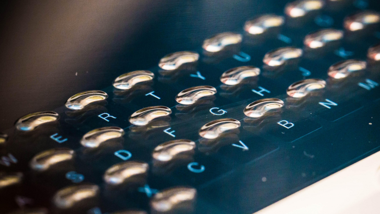 Gouttes D'eau Sur Une Surface Noire. Wallpaper in 1280x720 Resolution