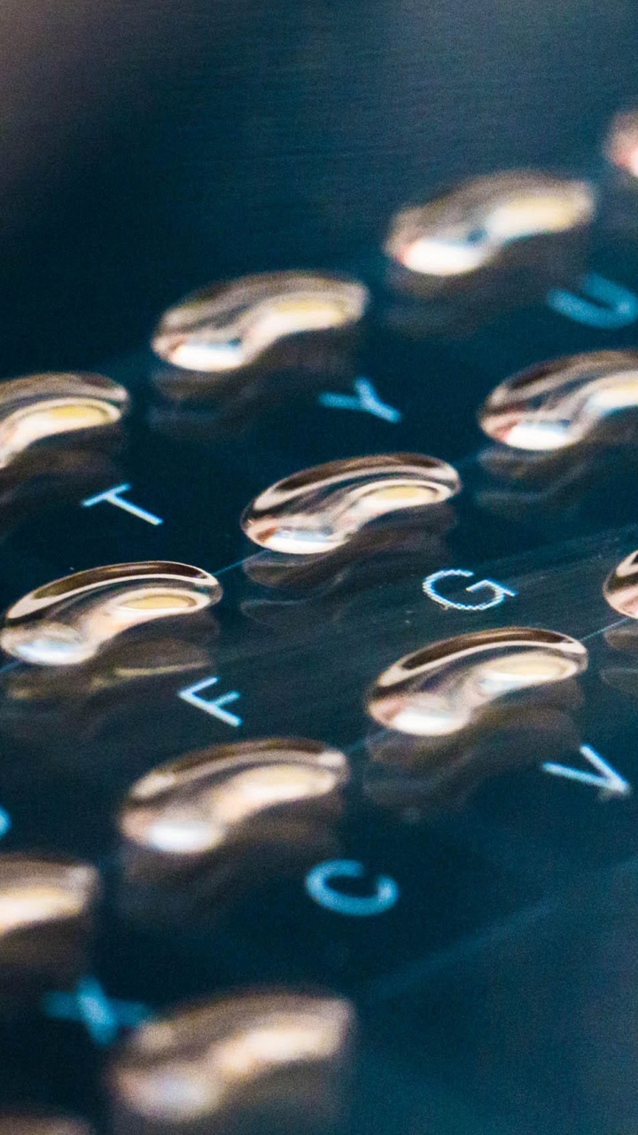 Gouttes D'eau Sur Une Surface Noire. Wallpaper in 720x1280 Resolution