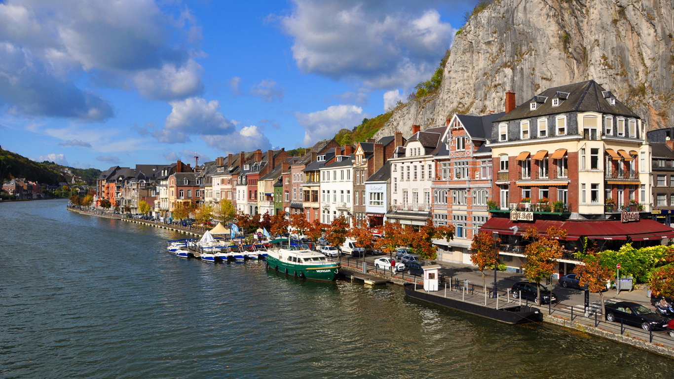 Weißes Und Grünes Boot Auf Dem Wasser in Der Nähe Von Häusern Tagsüber. Wallpaper in 1366x768 Resolution