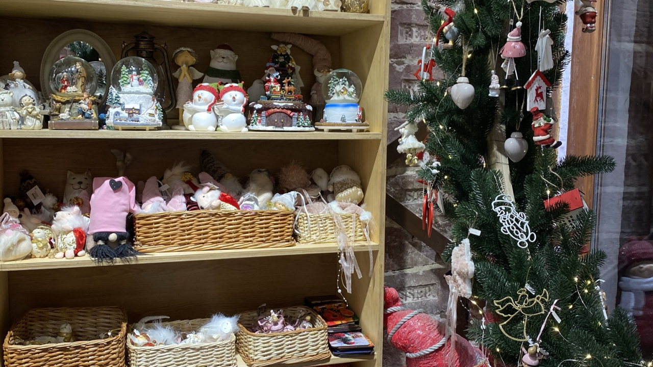 Christmas Decoration, Christmas Day, Holiday, Shelf, Shelving. Wallpaper in 1280x720 Resolution