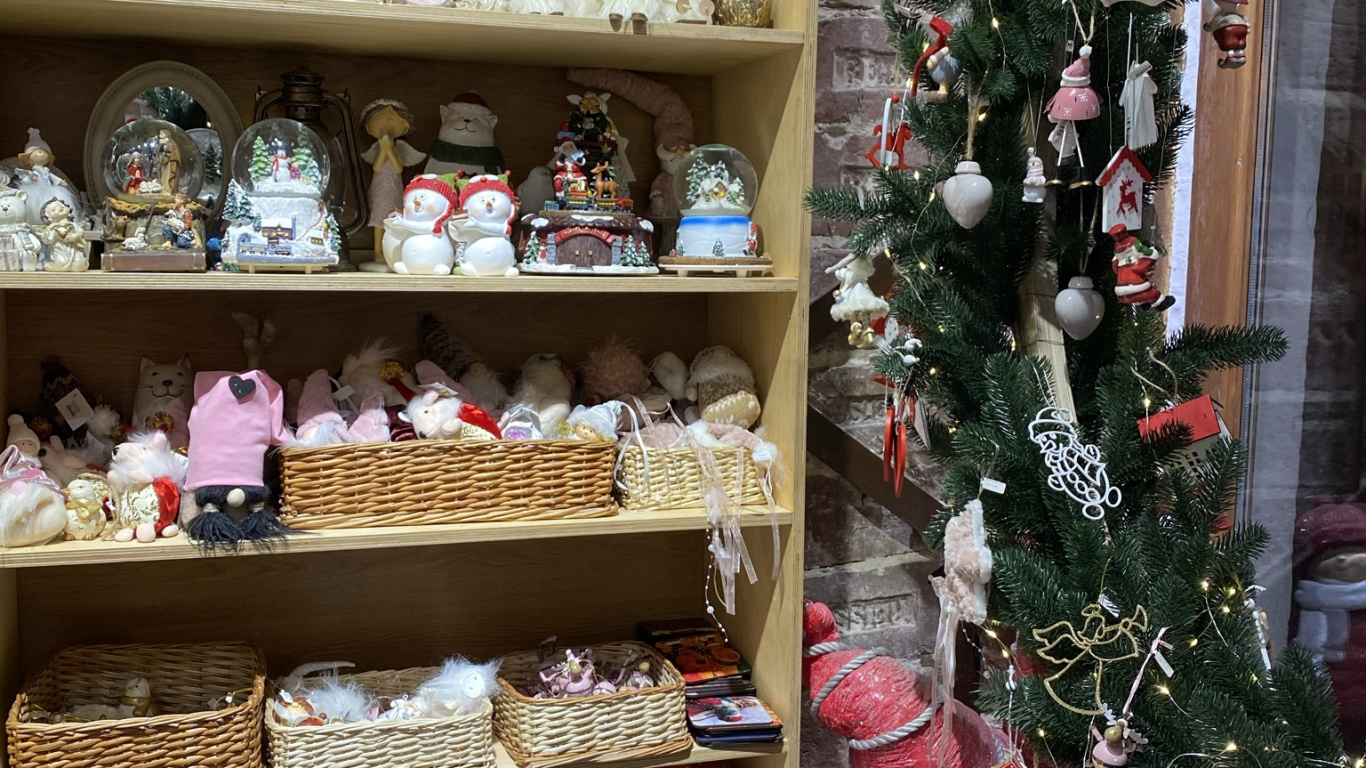 Christmas Decoration, Christmas Day, Holiday, Shelf, Shelving. Wallpaper in 1366x768 Resolution