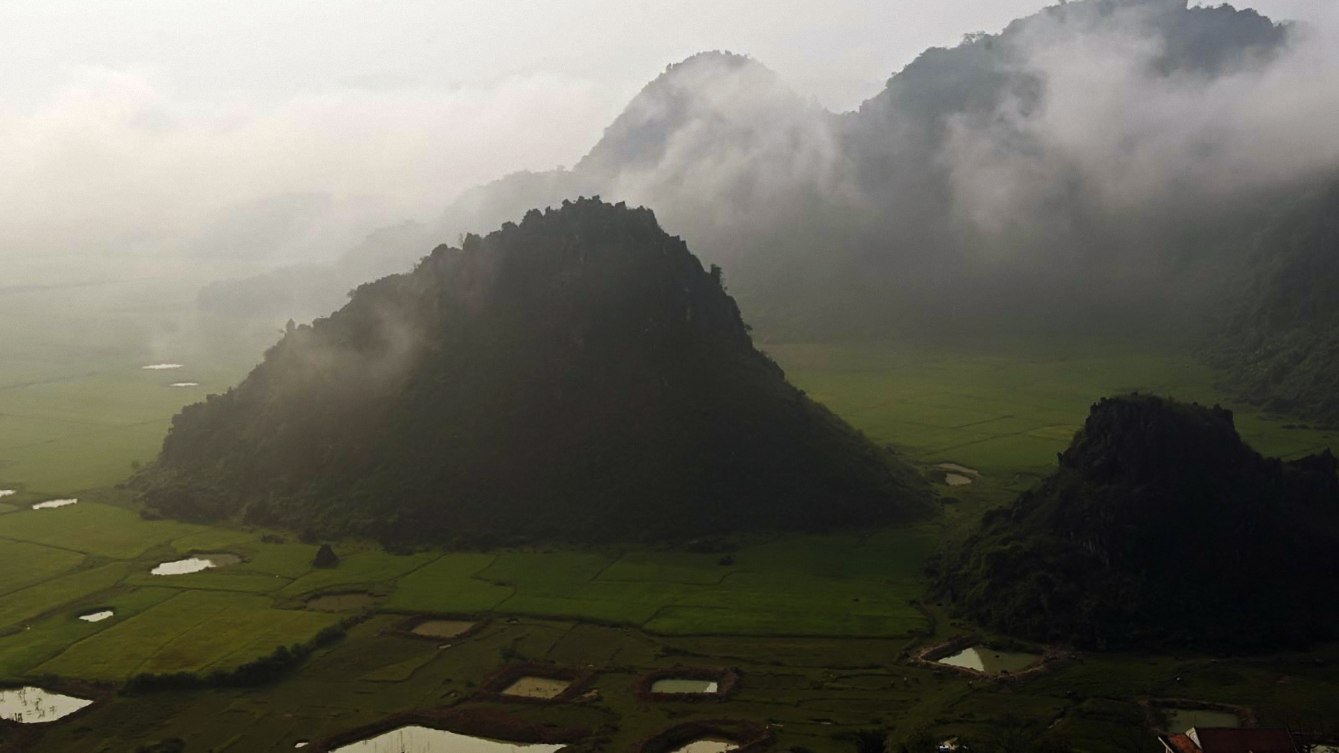 Green Grass Field Near Mountain During Daytime. Wallpaper in 1920x1080 Resolution