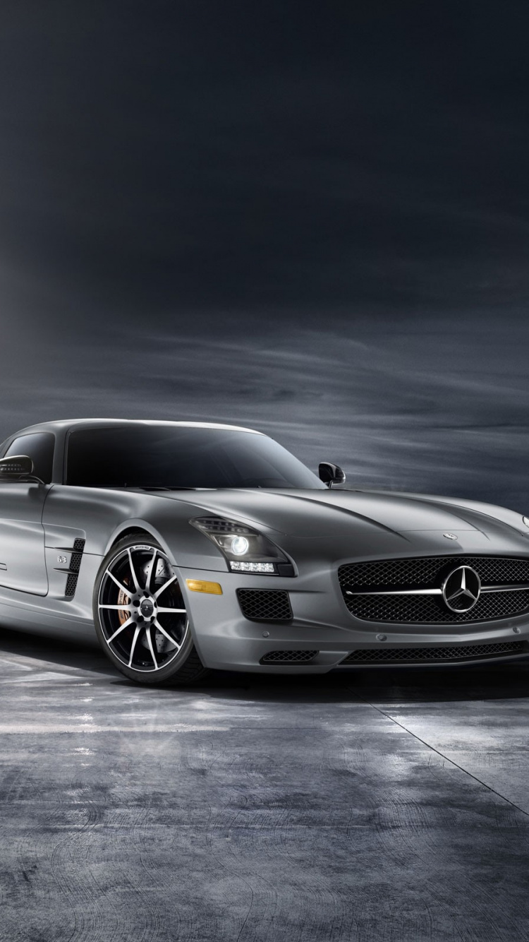 Silver Mercedes Benz Coupe en la Carretera Durante la Noche. Wallpaper in 750x1334 Resolution