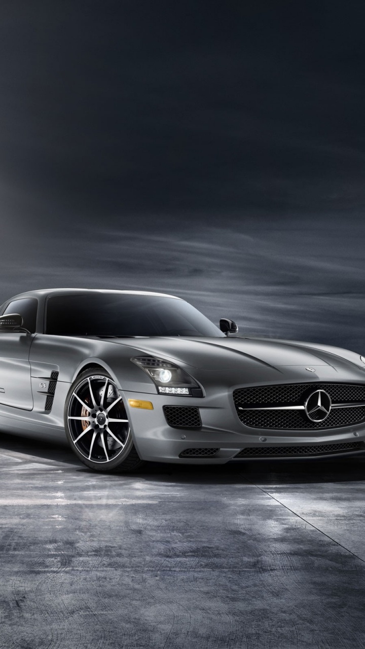 Silver Mercedes Benz Coupé Sur Route Pendant la Nuit. Wallpaper in 720x1280 Resolution