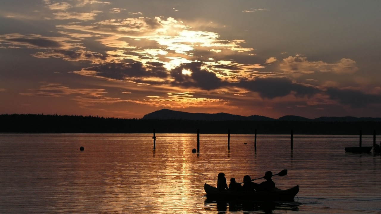 Silhouette of People Riding Boat on Sea During Sunset. Wallpaper in 1280x720 Resolution