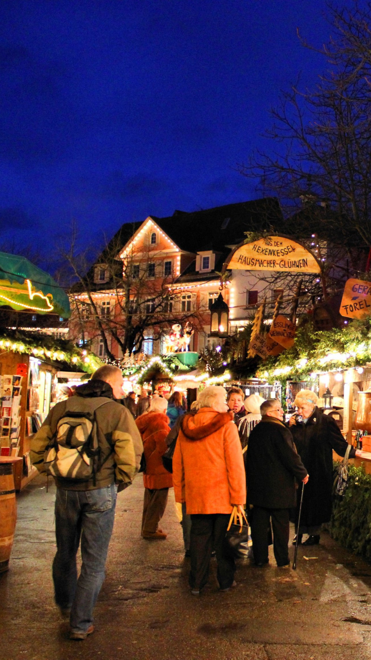 Personnes Marchant Dans la Rue Pendant la Nuit. Wallpaper in 750x1334 Resolution