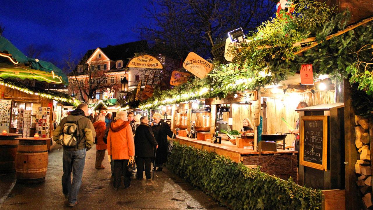 Leute, Die Nachts Auf Der Straße Gehen. Wallpaper in 1280x720 Resolution