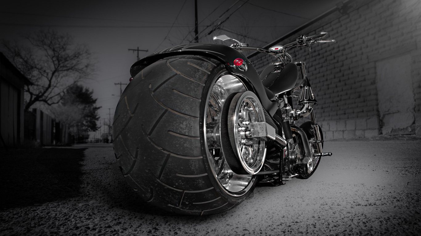 Foto en Escala de Grises de la Motocicleta en la Carretera. Wallpaper in 1366x768 Resolution