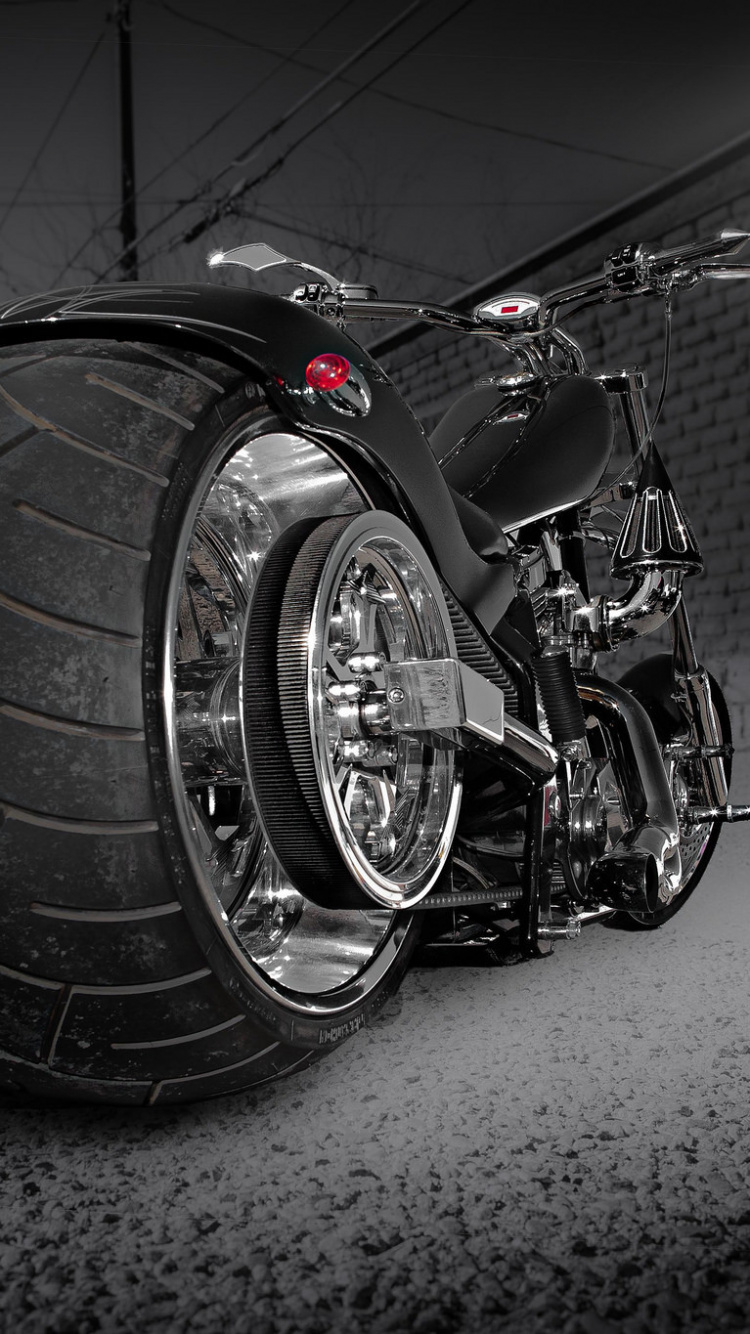 Graustufenfoto Des Motorrads Auf Der Straße. Wallpaper in 750x1334 Resolution