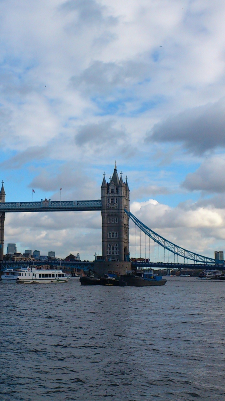 Brücke Bei Bewölktem Himmel Tagsüber. Wallpaper in 720x1280 Resolution