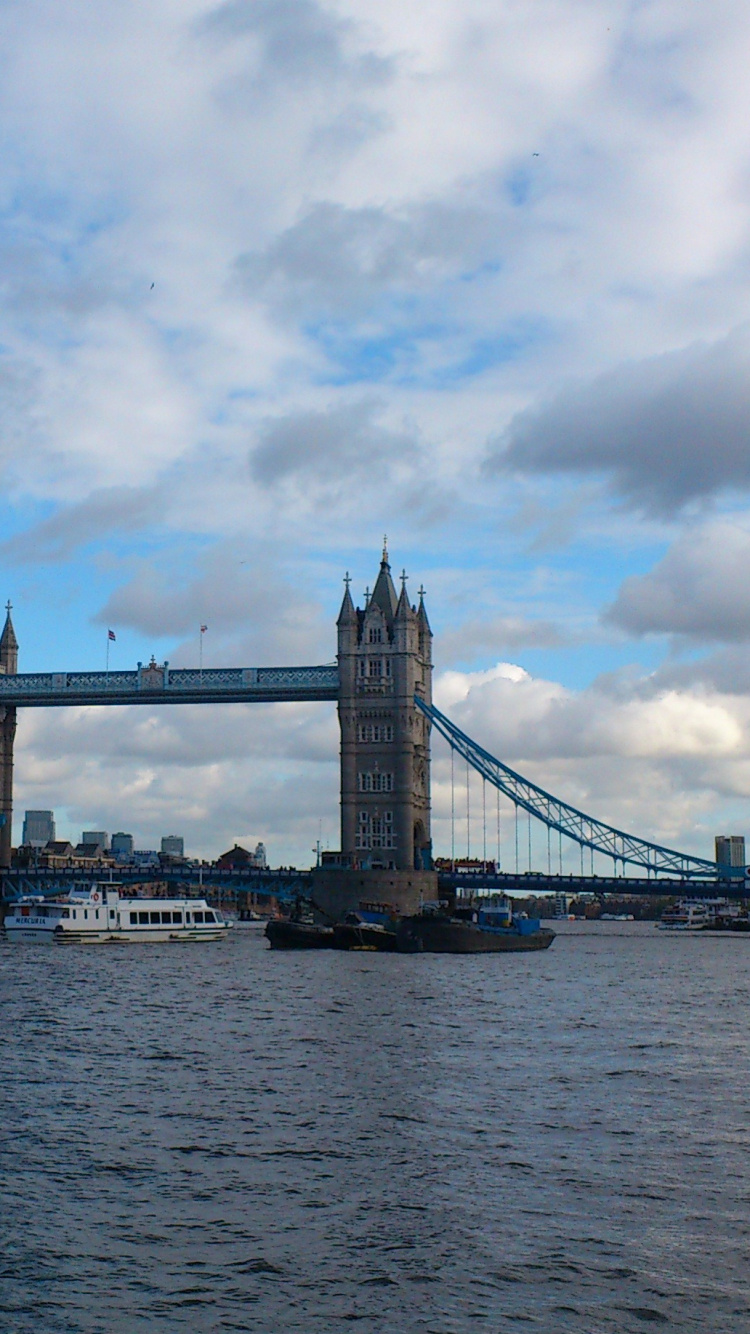 Puente Bajo el Cielo Nublado Durante el Día. Wallpaper in 750x1334 Resolution