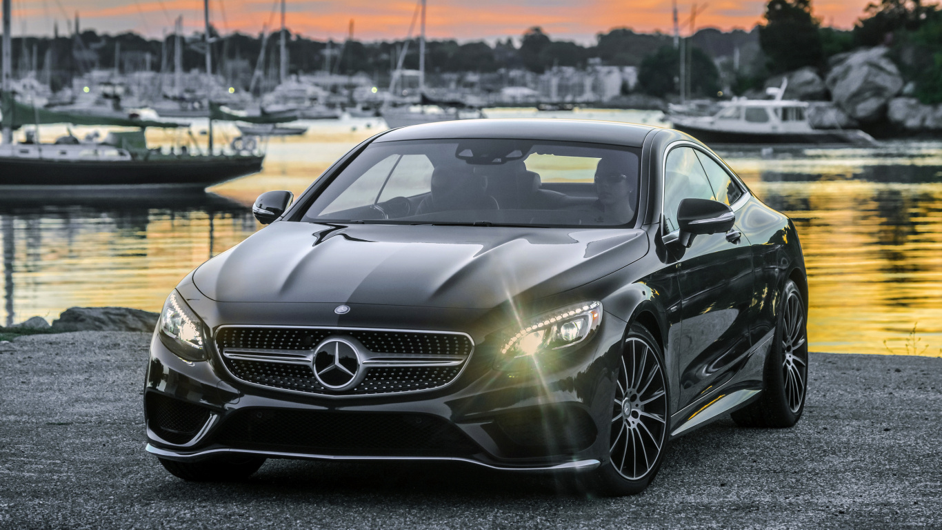 Schwarzes Mercedes Benz Coupé Tagsüber Unterwegs. Wallpaper in 1366x768 Resolution