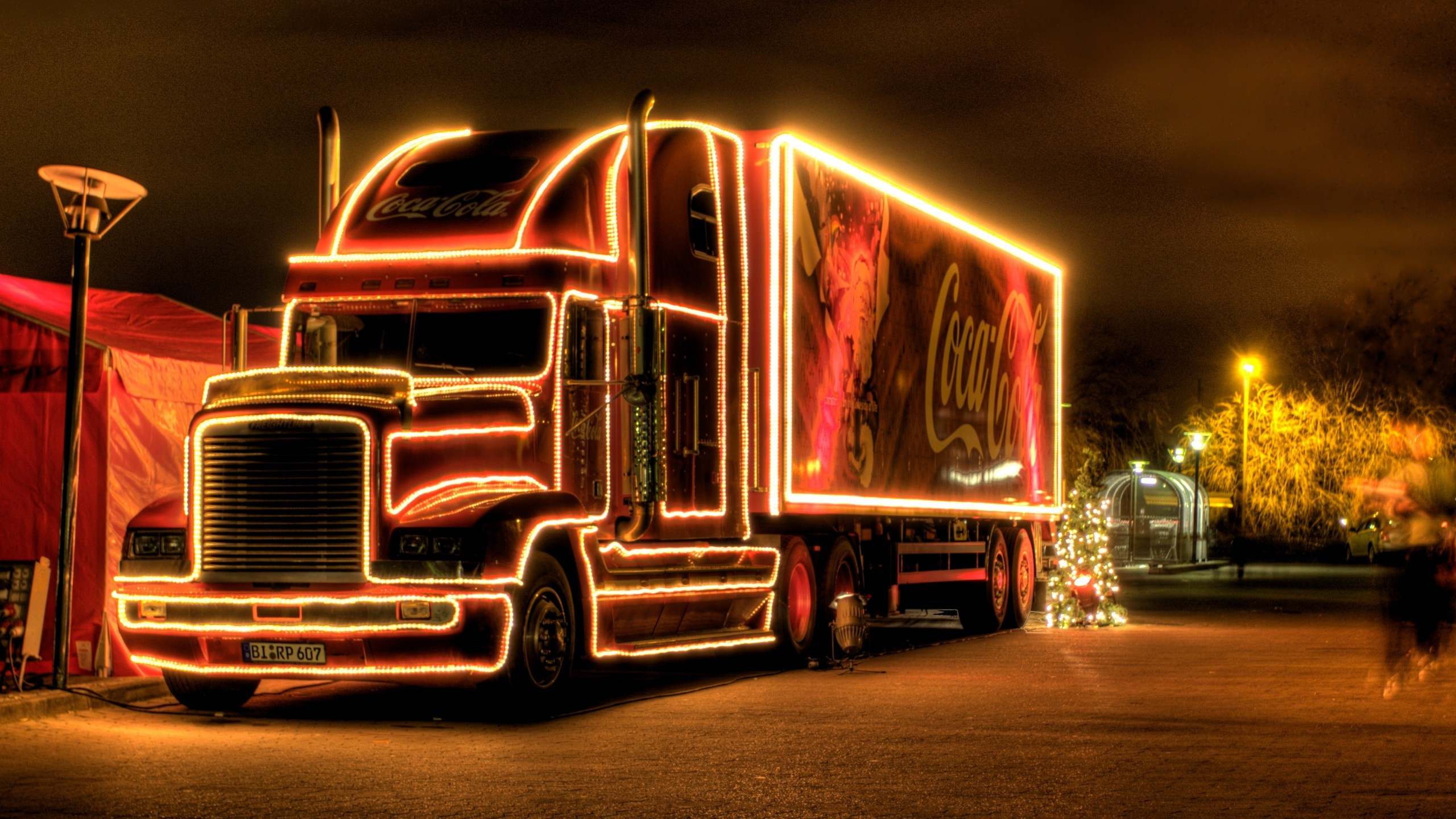 Coca-cola, Cola, Christmas Day, Truck, Light. Wallpaper in 2560x1440 Resolution