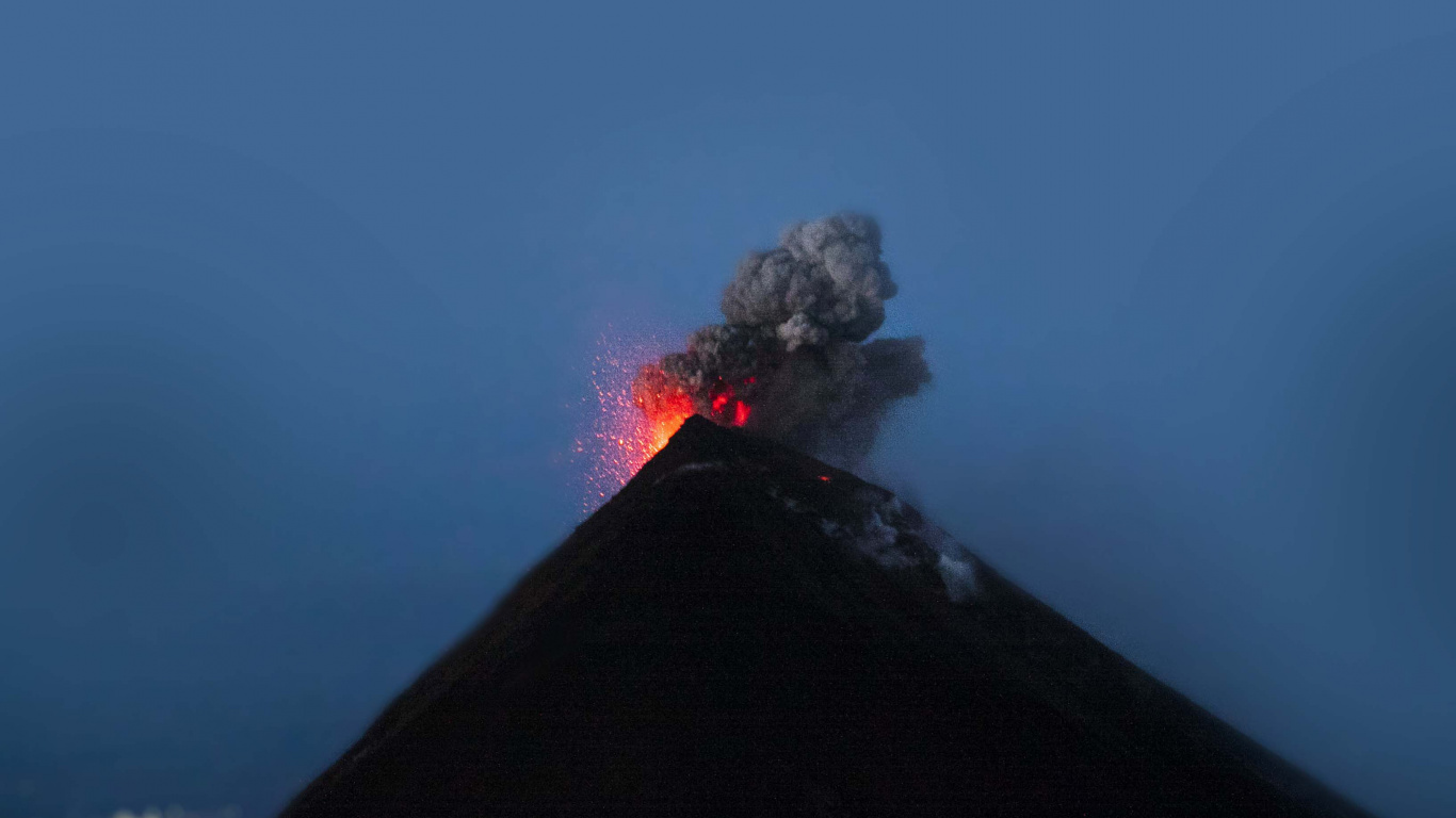 Montaña en Blanco y Negro Bajo un Cielo Azul Durante el Día. Wallpaper in 1366x768 Resolution