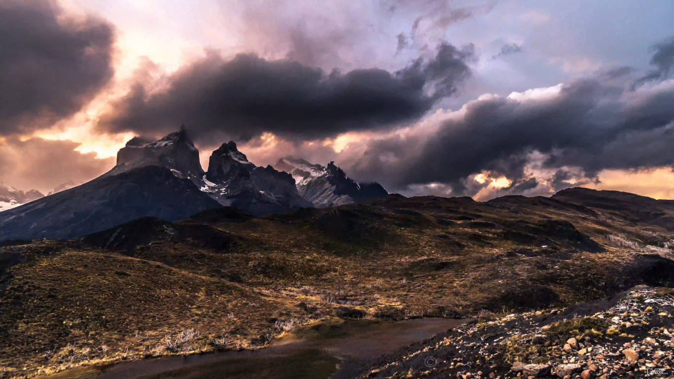 Montagne Couverte de Neige Sous un Ciel Nuageux Pendant la Journée. Wallpaper in 1366x768 Resolution