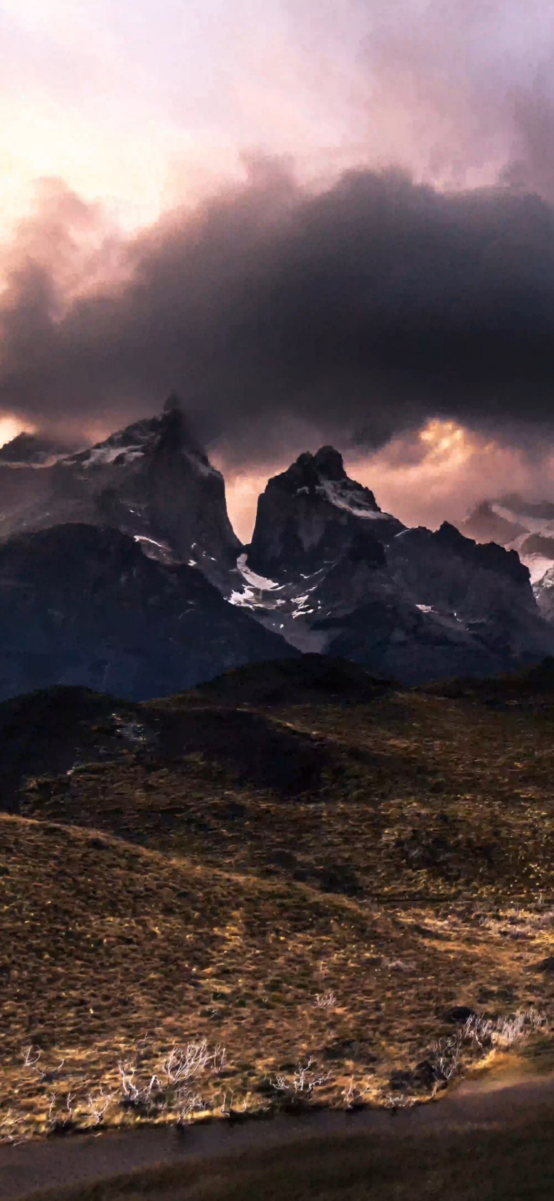 Montaña Cubierta de Nieve Bajo el Cielo Nublado Durante el Día. Wallpaper in 1125x2436 Resolution