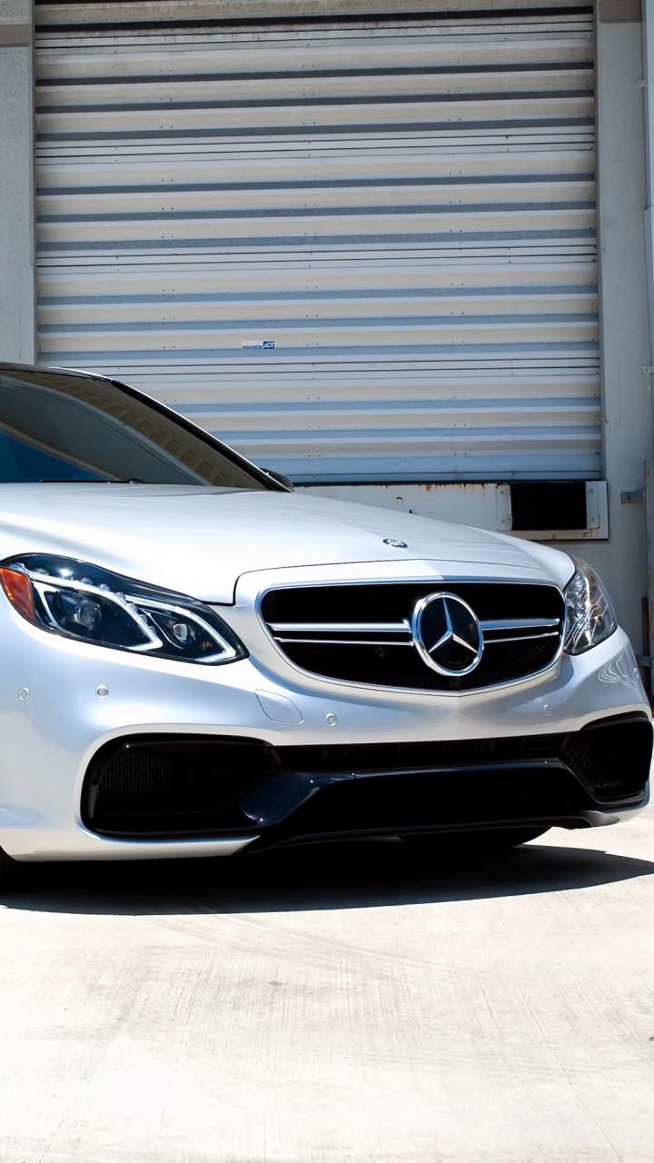 Silver Mercedes Benz Coupe Estacionado Cerca Del Edificio Blanco. Wallpaper in 720x1280 Resolution