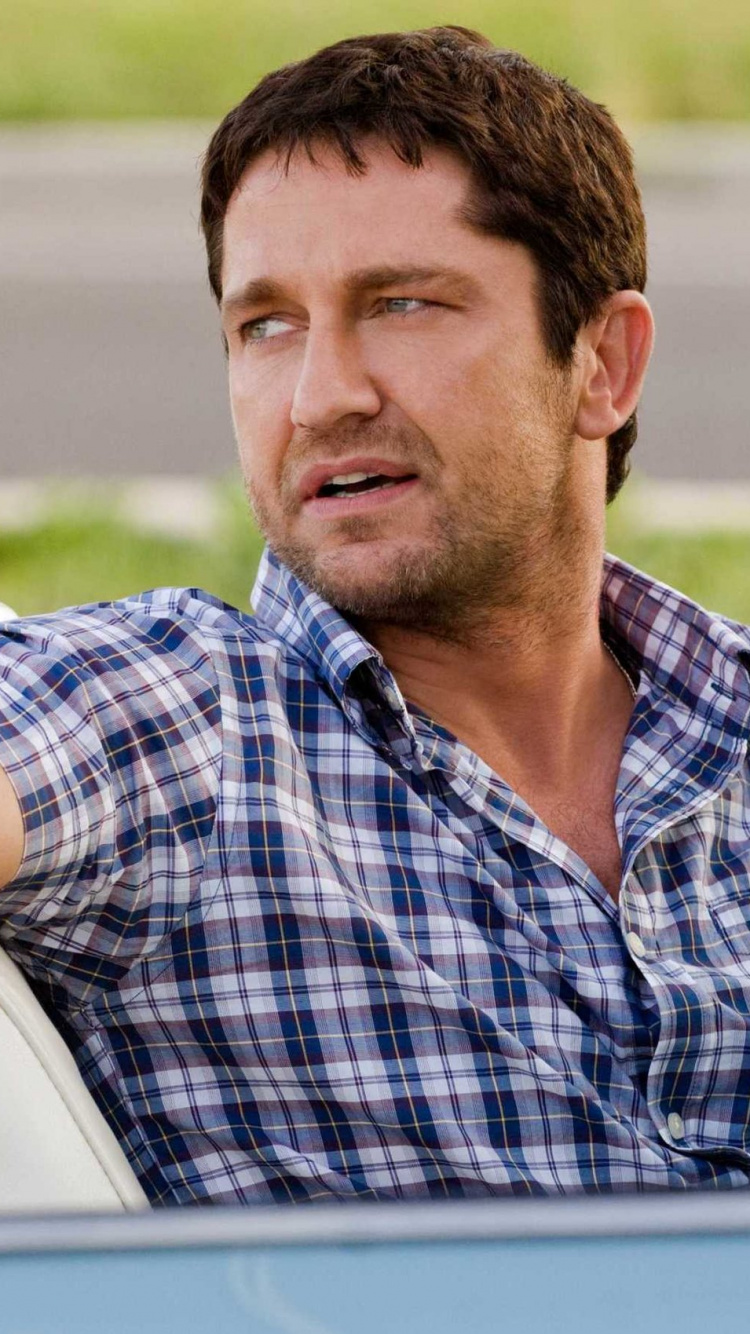 Gerard Butler, Muskel, Sitzecke, Auto, Hollywood. Wallpaper in 750x1334 Resolution