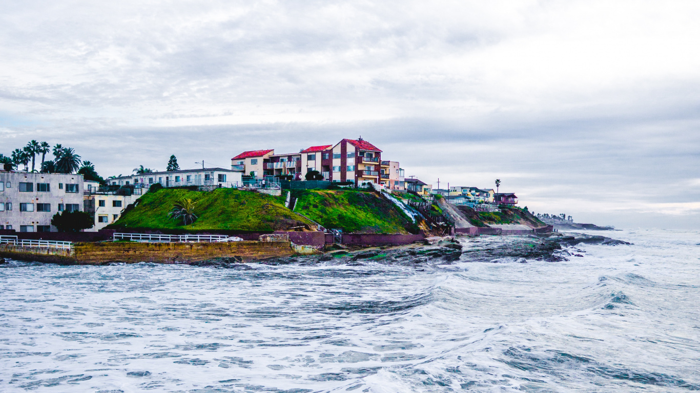 Bâtiment en Béton Blanc Près D'un Plan D'eau Pendant la Journée. Wallpaper in 1366x768 Resolution