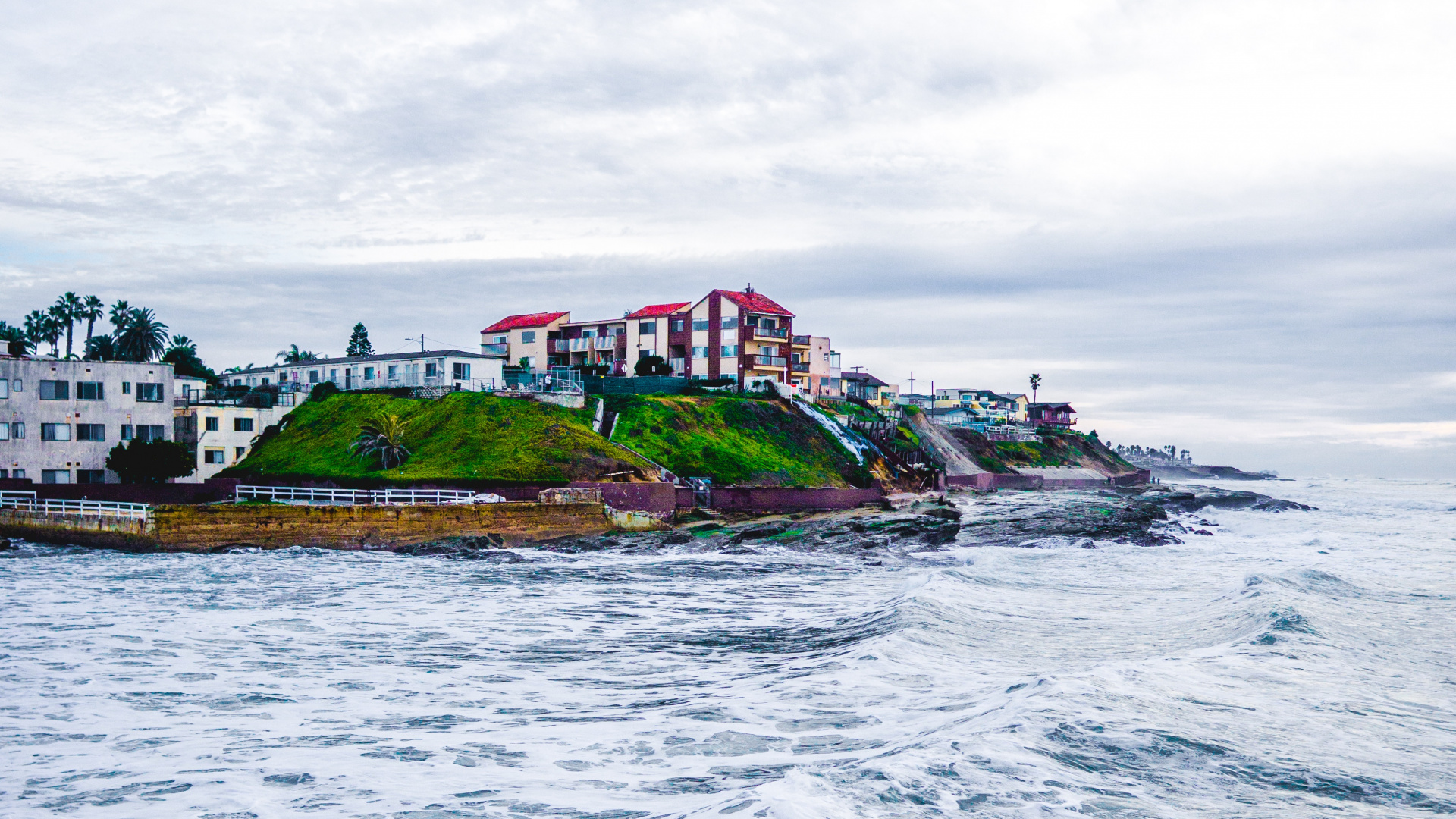 Bâtiment en Béton Blanc Près D'un Plan D'eau Pendant la Journée. Wallpaper in 1920x1080 Resolution