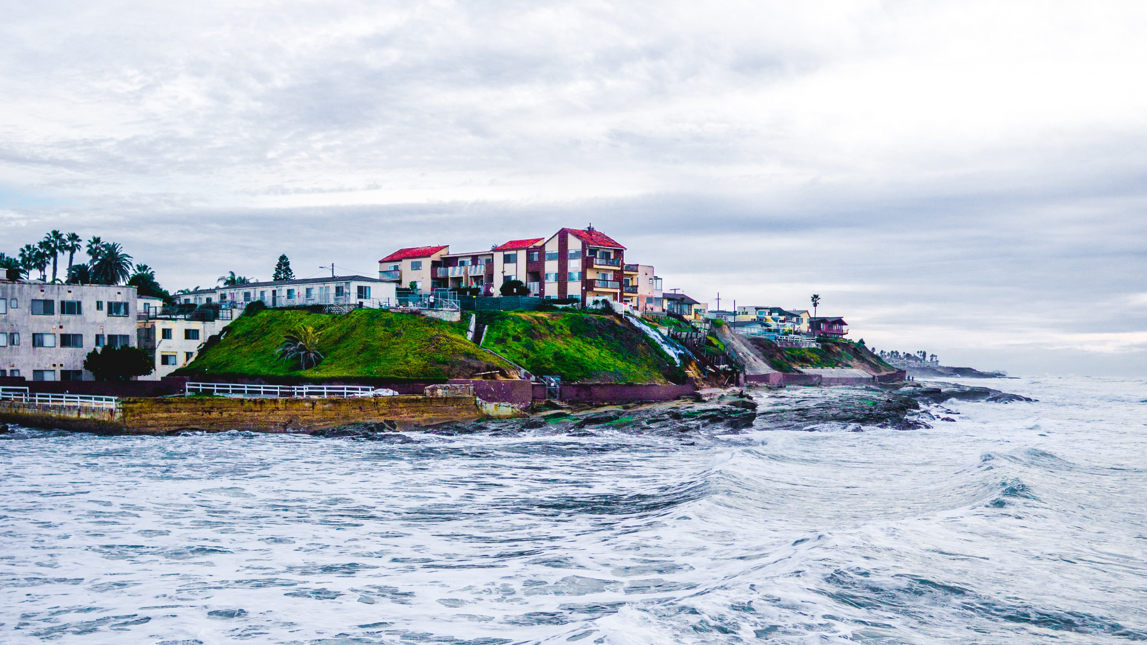 Weißes Betongebäude in Der Nähe Eines Gewässers Tagsüber. Wallpaper in 3840x2160 Resolution