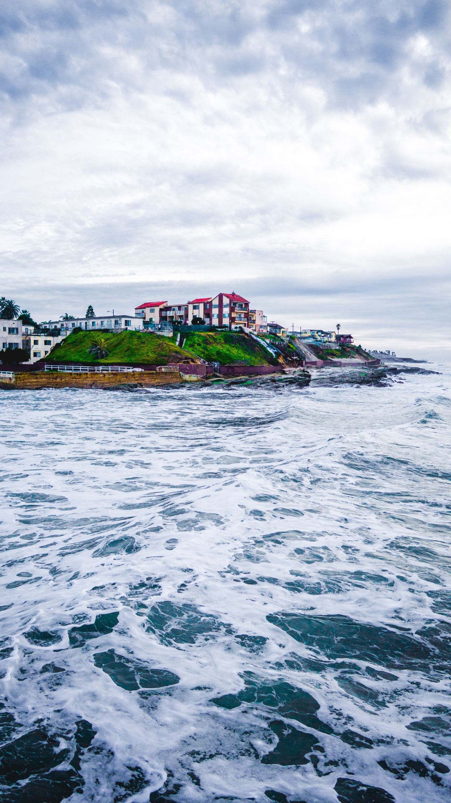Edificio de Hormigón Blanco Cerca Del Cuerpo de Agua Durante el Día. Wallpaper in 1440x2560 Resolution