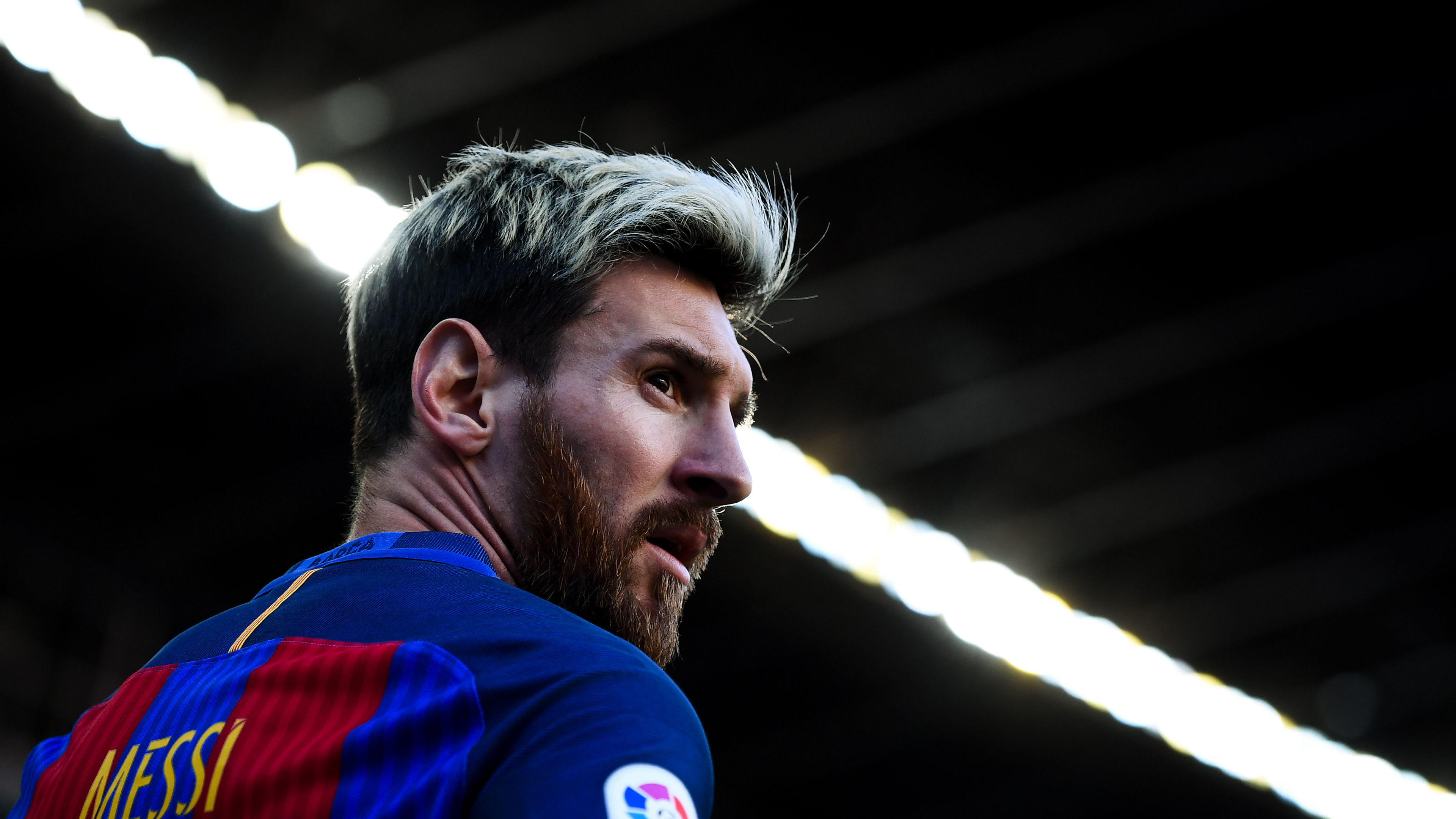 Hombre en Camisa Azul y Roja. Wallpaper in 3840x2160 Resolution