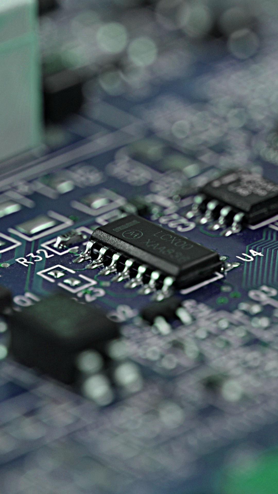 Grünes Und Schwarzes Computer-Motherboard. Wallpaper in 1080x1920 Resolution