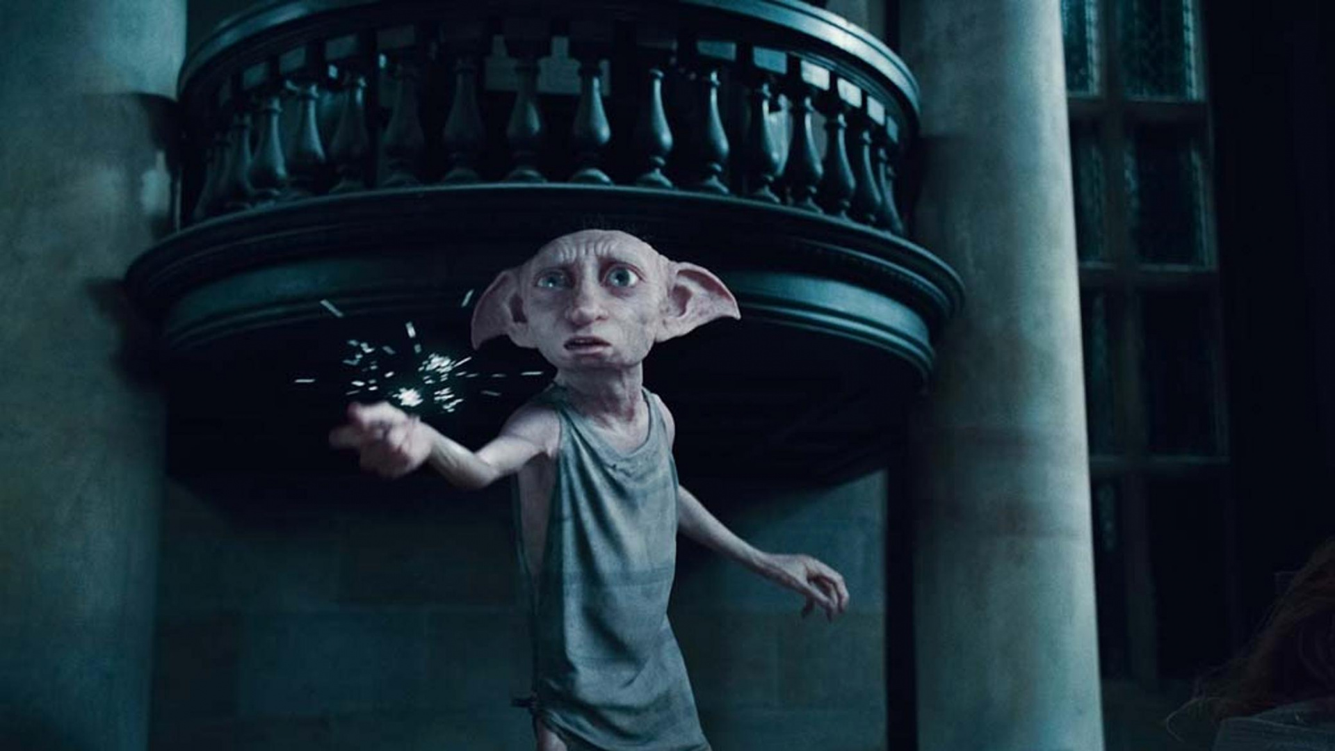 Mann in Grünem T-Shirt Und Grünen Shorts Steht Vor Grünem Betongebäude. Wallpaper in 1920x1080 Resolution