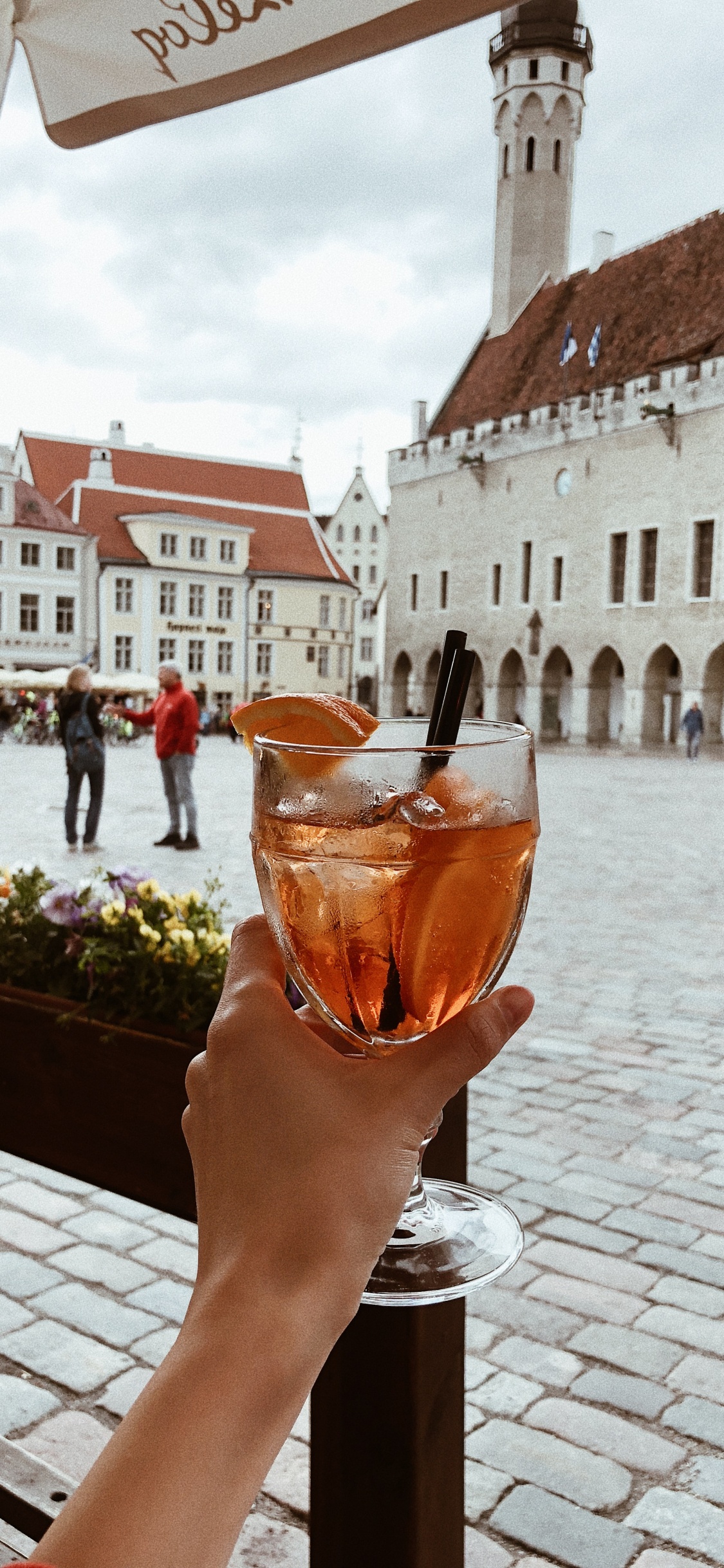 Plaza Del Ayuntamiento, Ayuntamiento de Tallin, Agua, Turismo, Cuerpo de Agua. Wallpaper in 1125x2436 Resolution