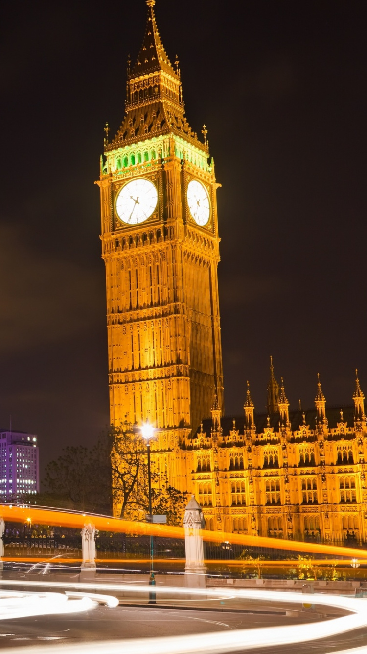 Bâtiment en Béton Brun Avec Des Drapeaux Pendant la Nuit. Wallpaper in 750x1334 Resolution