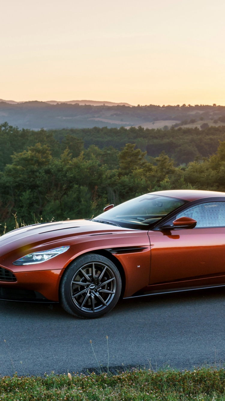 Oranger Porsche 911 Tagsüber Unterwegs. Wallpaper in 750x1334 Resolution