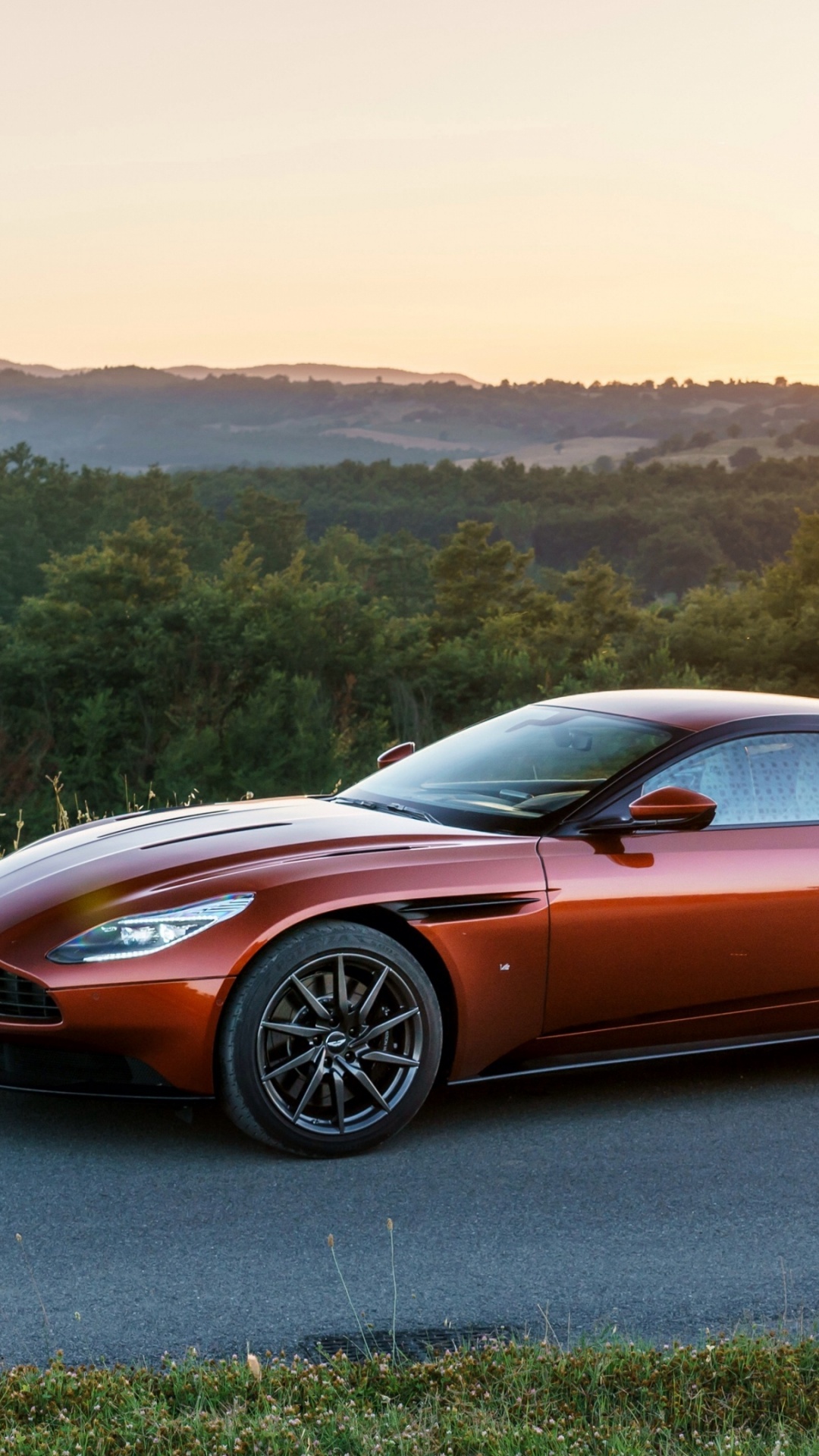 Porsche 911 Orange Sur Route Pendant la Journée. Wallpaper in 1080x1920 Resolution