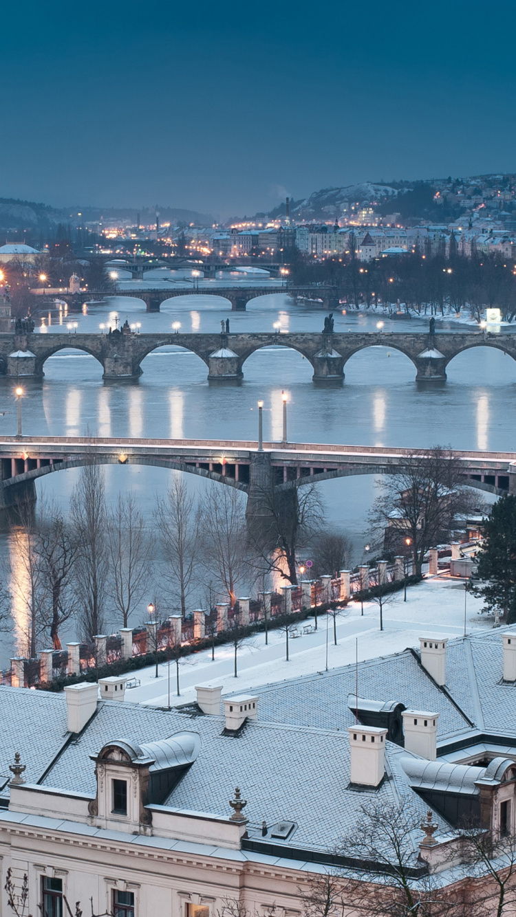Leute, Die Nachts Auf Der Brücke Gehen. Wallpaper in 750x1334 Resolution