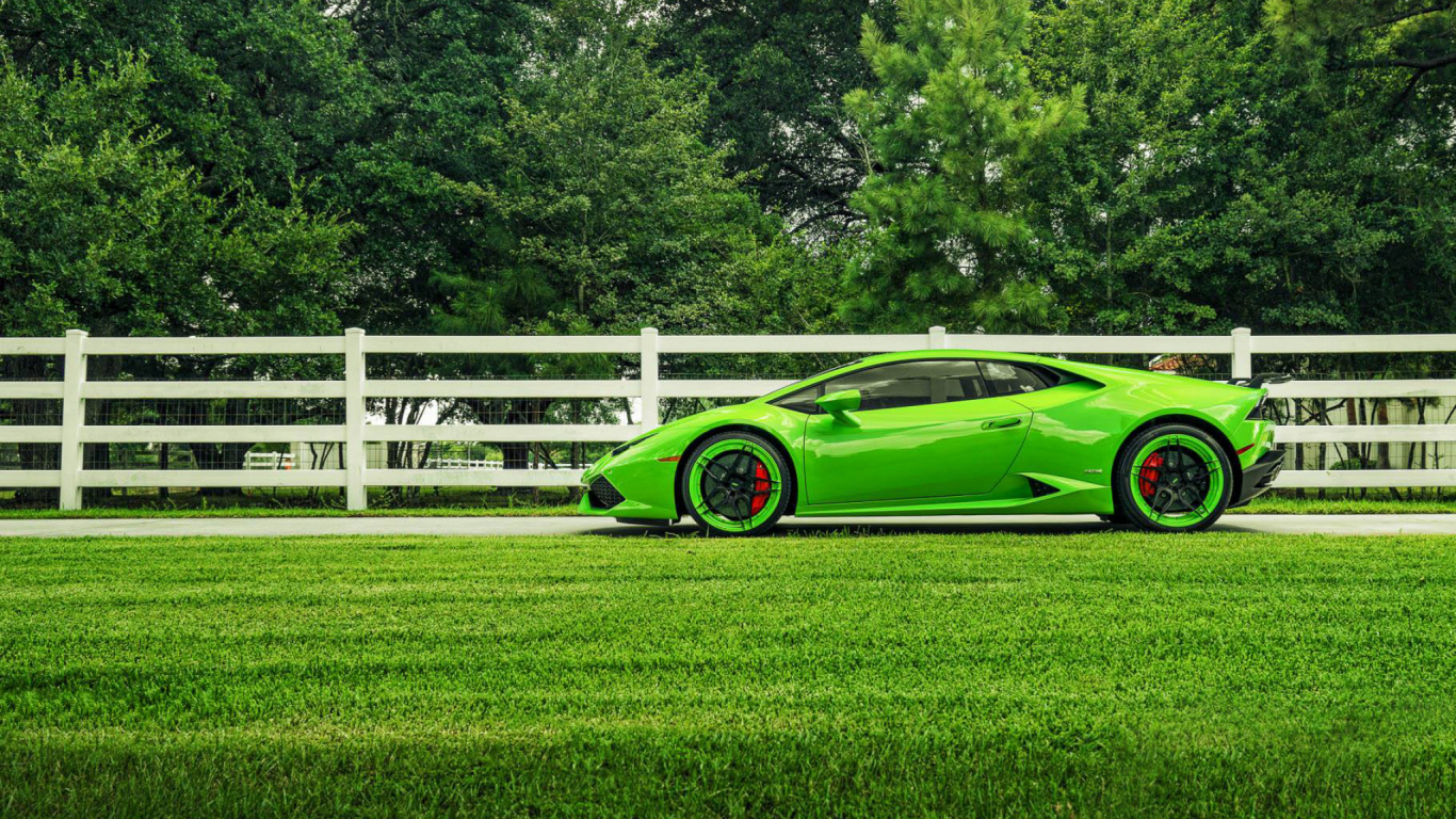 Coupe Verde Estacionado en el Campo de Hierba Verde Durante el Día. Wallpaper in 1366x768 Resolution