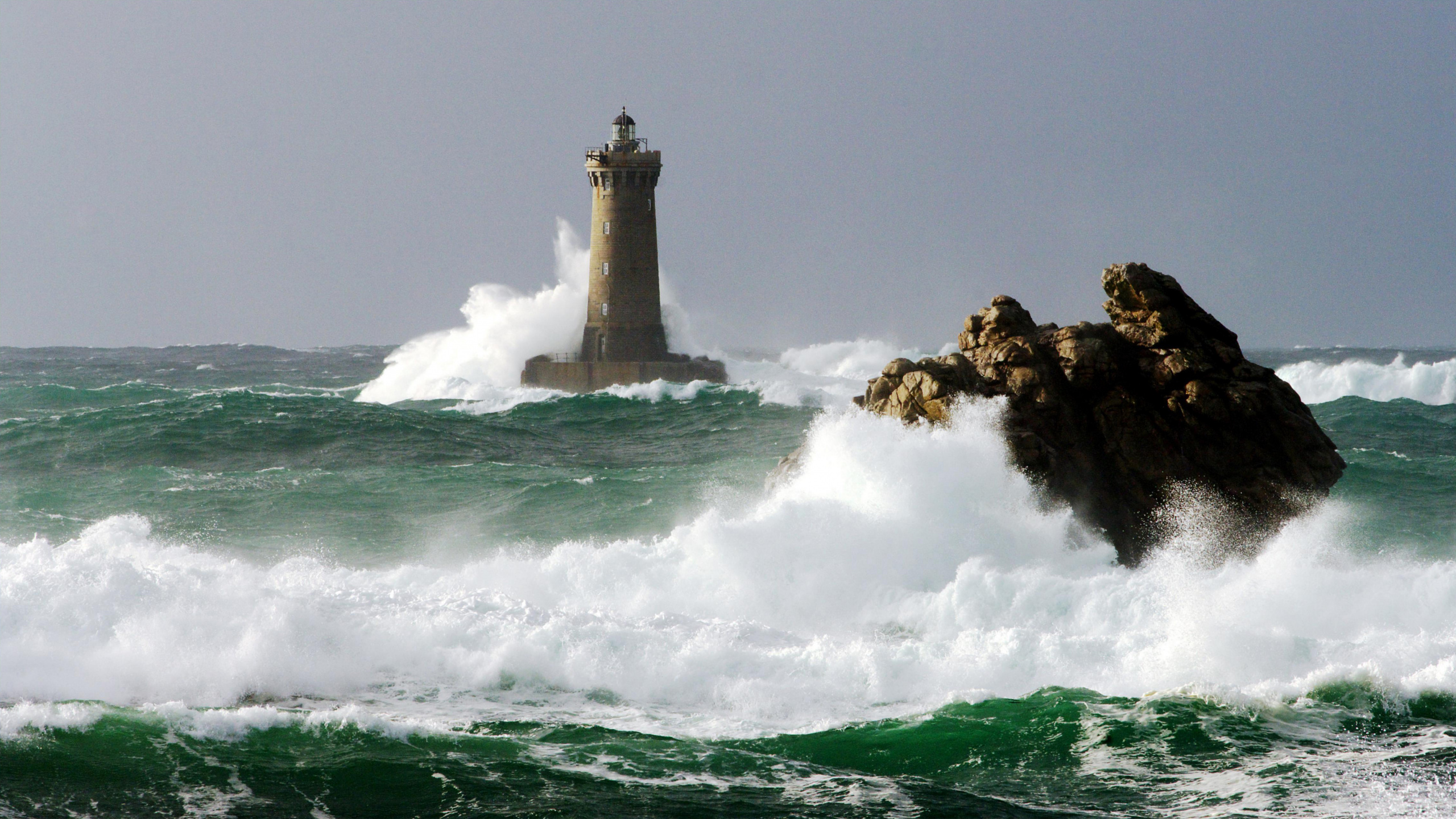 Brown and White Lighthouse on Top of The Hill. Wallpaper in 2560x1440 Resolution