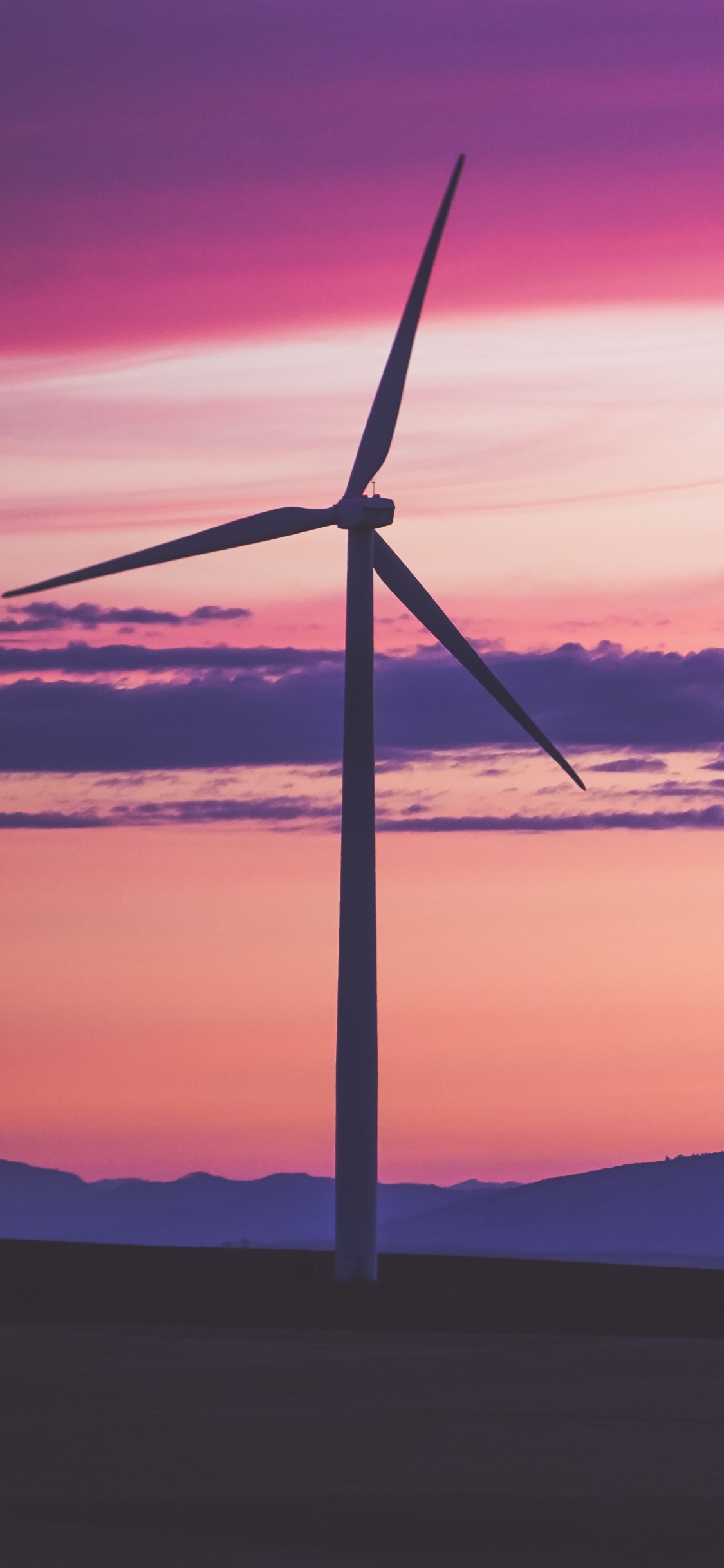 Éolienne Sur la Colline Pendant le Coucher du Soleil. Wallpaper in 1125x2436 Resolution