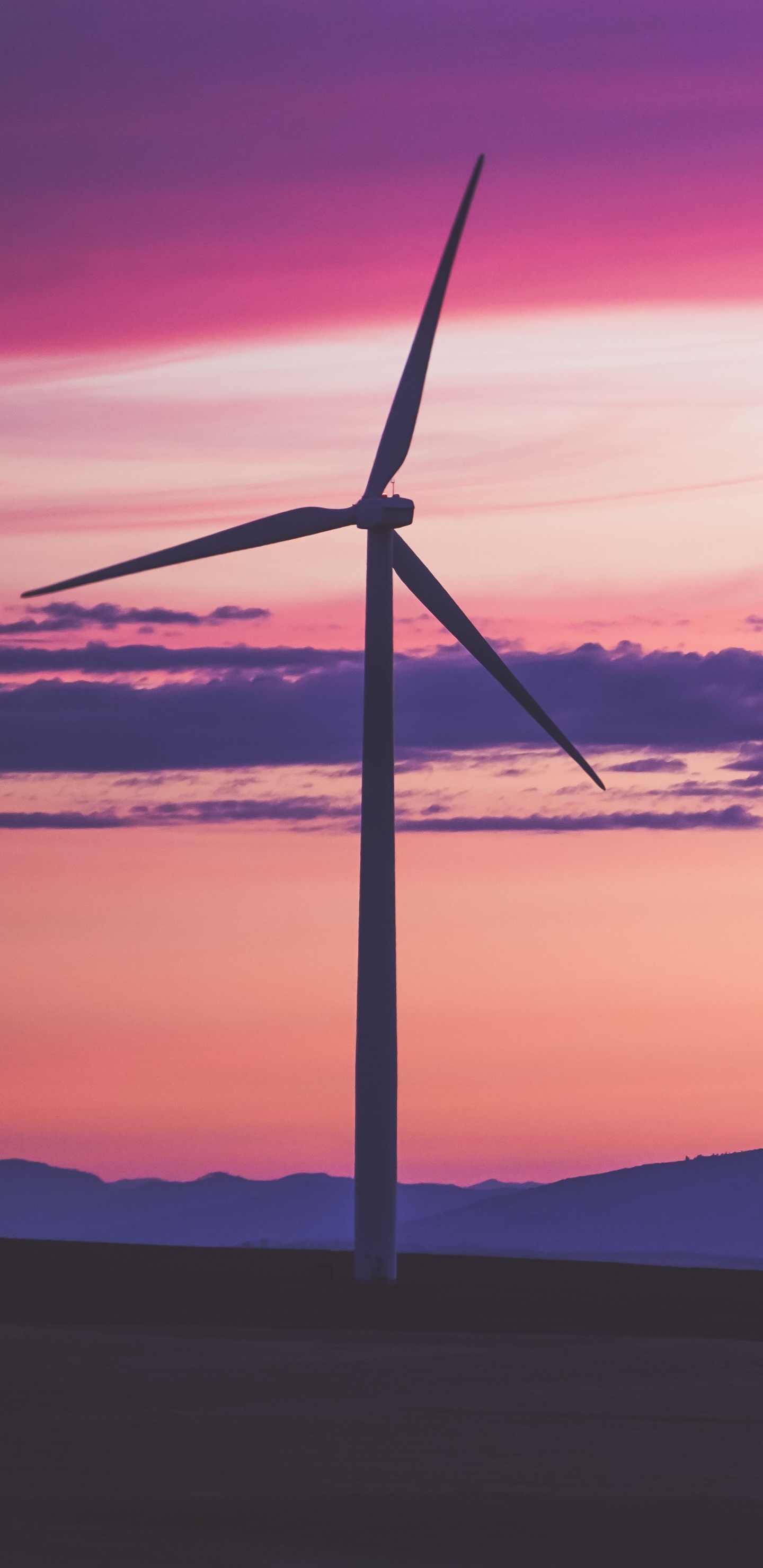 Éolienne Sur la Colline Pendant le Coucher du Soleil. Wallpaper in 1440x2960 Resolution