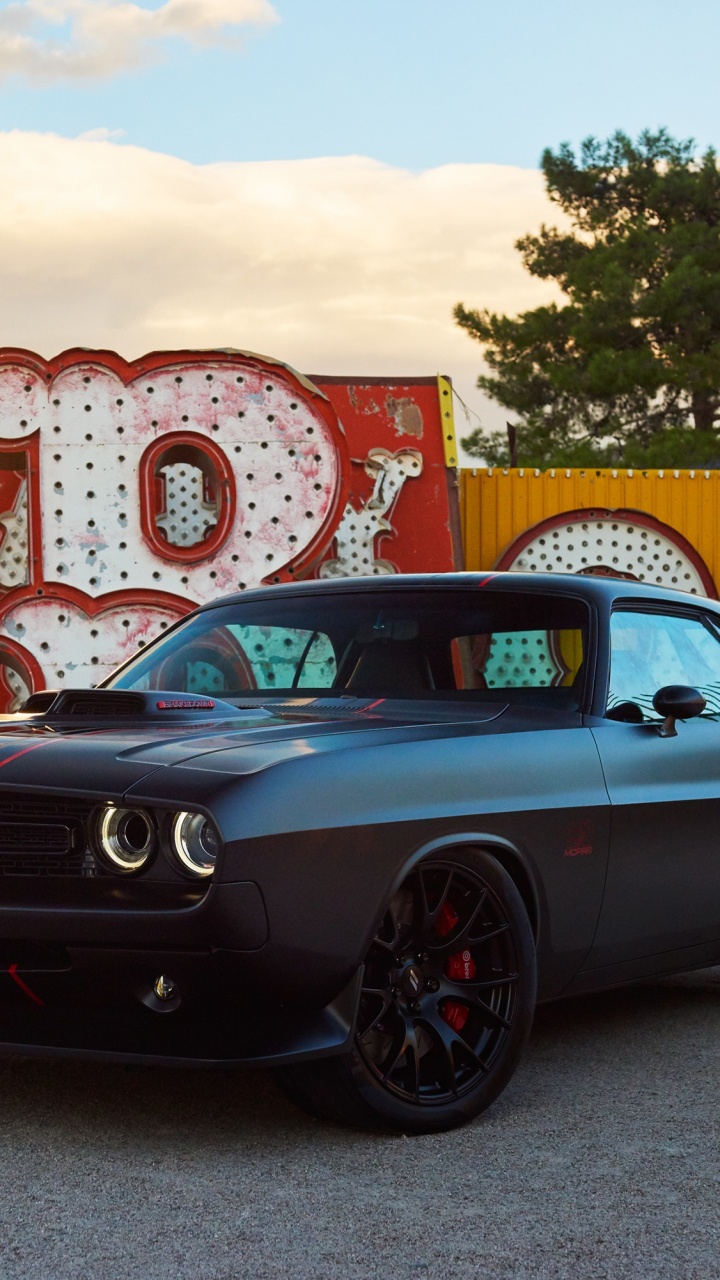 Schwarzer Porsche 911 Geparkt in Der Nähe Von Weißer Und Brauner Wand Mit Graffiti. Wallpaper in 720x1280 Resolution