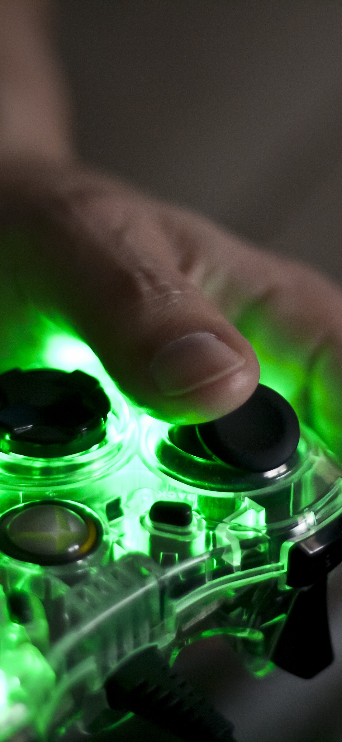 Manette de Jeu Xbox Verte et Noire. Wallpaper in 1125x2436 Resolution