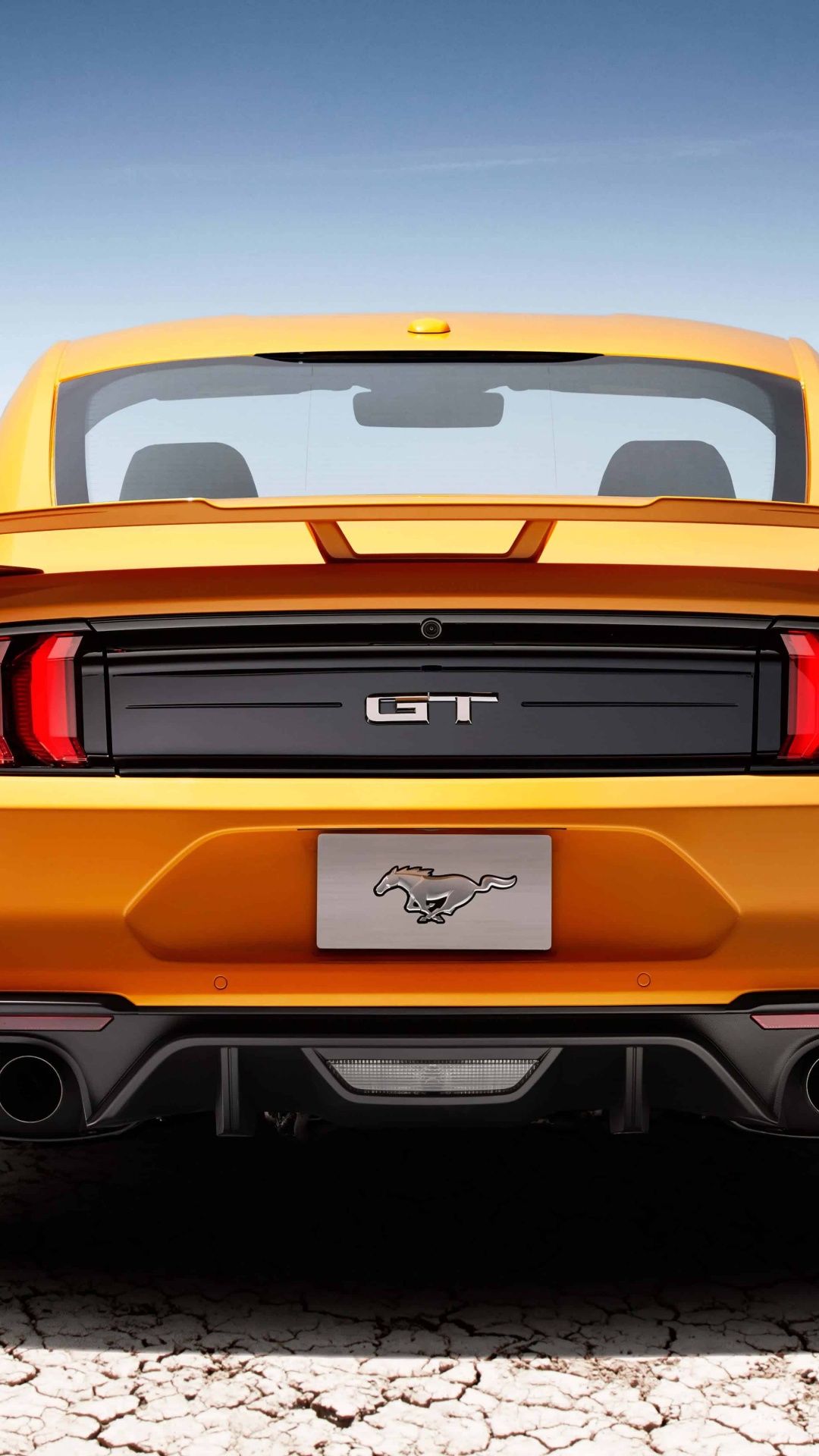 Orangefarbener Chevrolet Camaro Tagsüber Unterwegs. Wallpaper in 1080x1920 Resolution