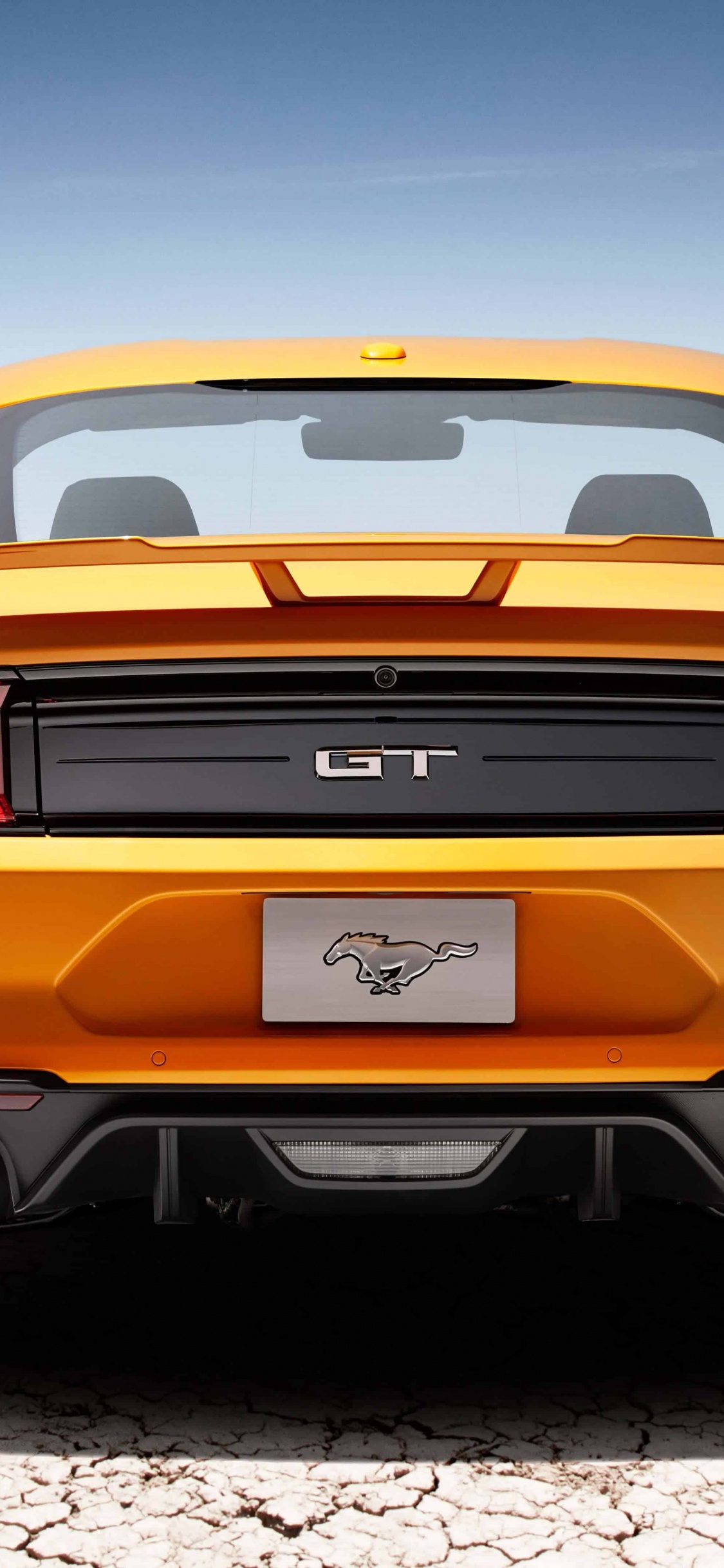 Orangefarbener Chevrolet Camaro Tagsüber Unterwegs. Wallpaper in 1125x2436 Resolution